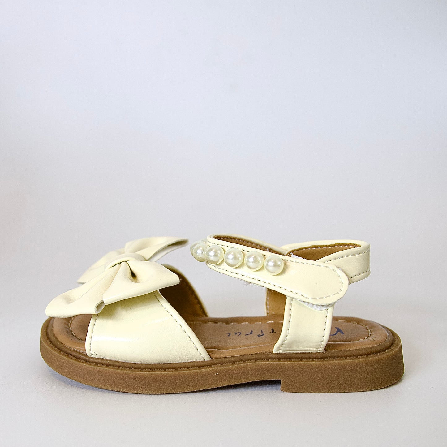 Comodidad con encanto 
Sandalias beige con moño y perlas — suaves, elegantes y perfectas para el verano