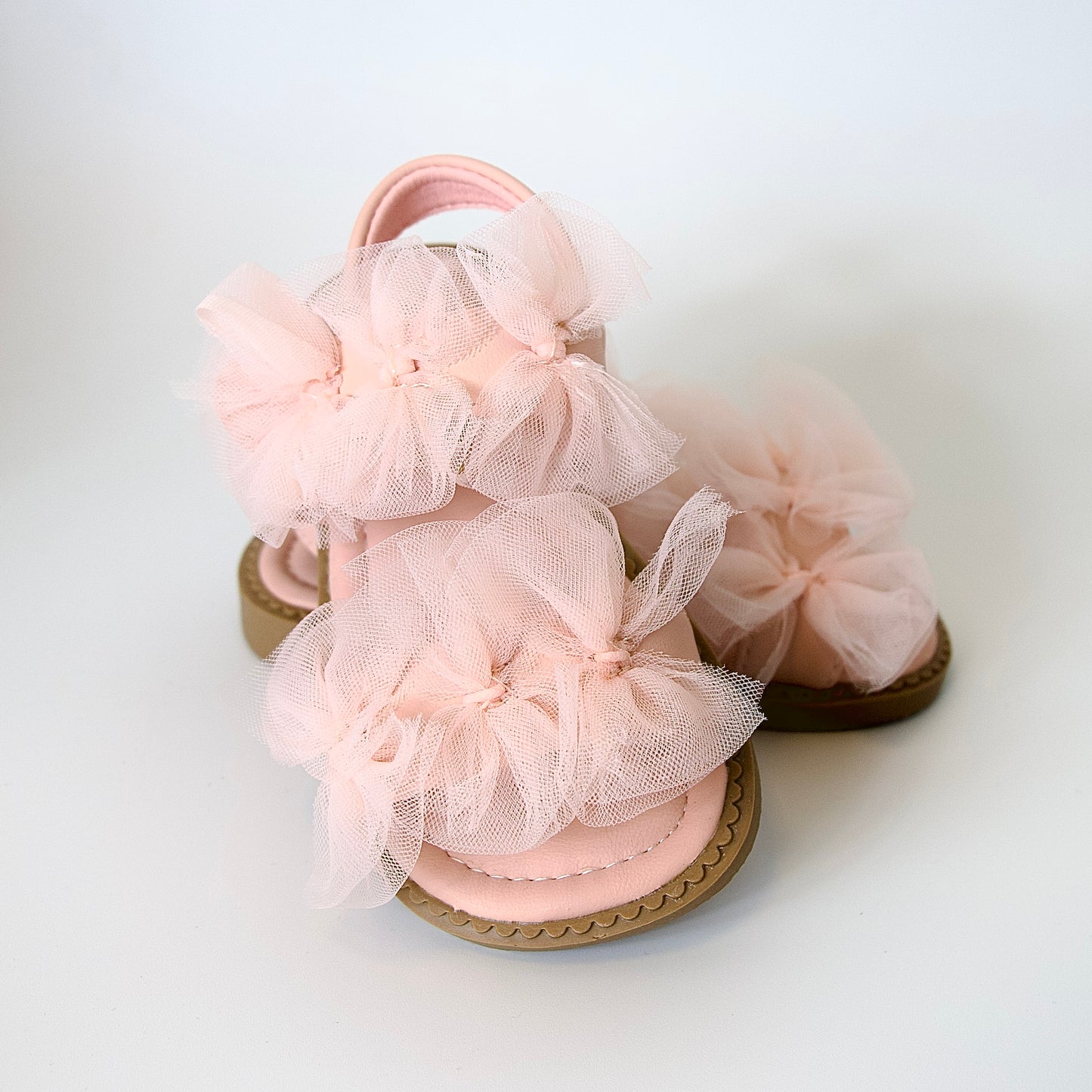 Sandalias con moños de tul — un modelo encantador para niñas.