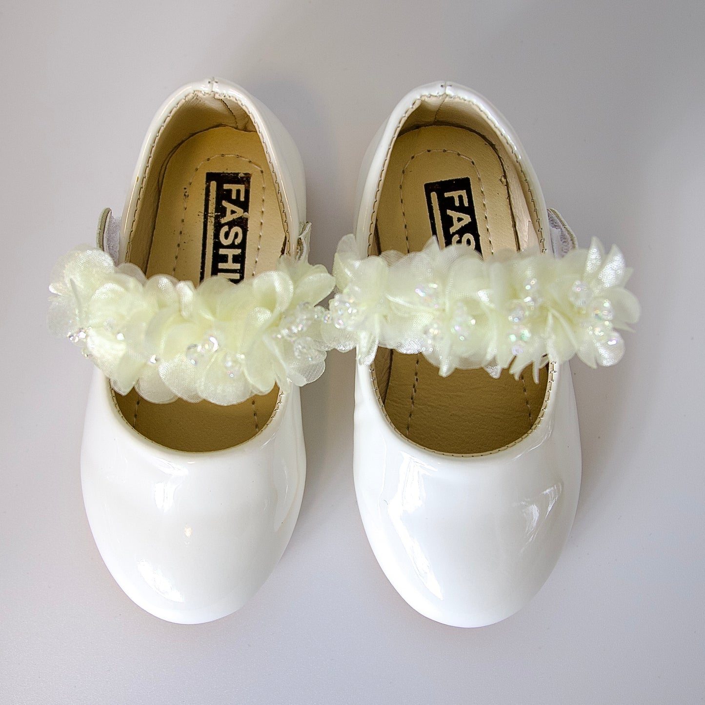 Zapatos charol con flores de cristal — perfectos para momentos especiales