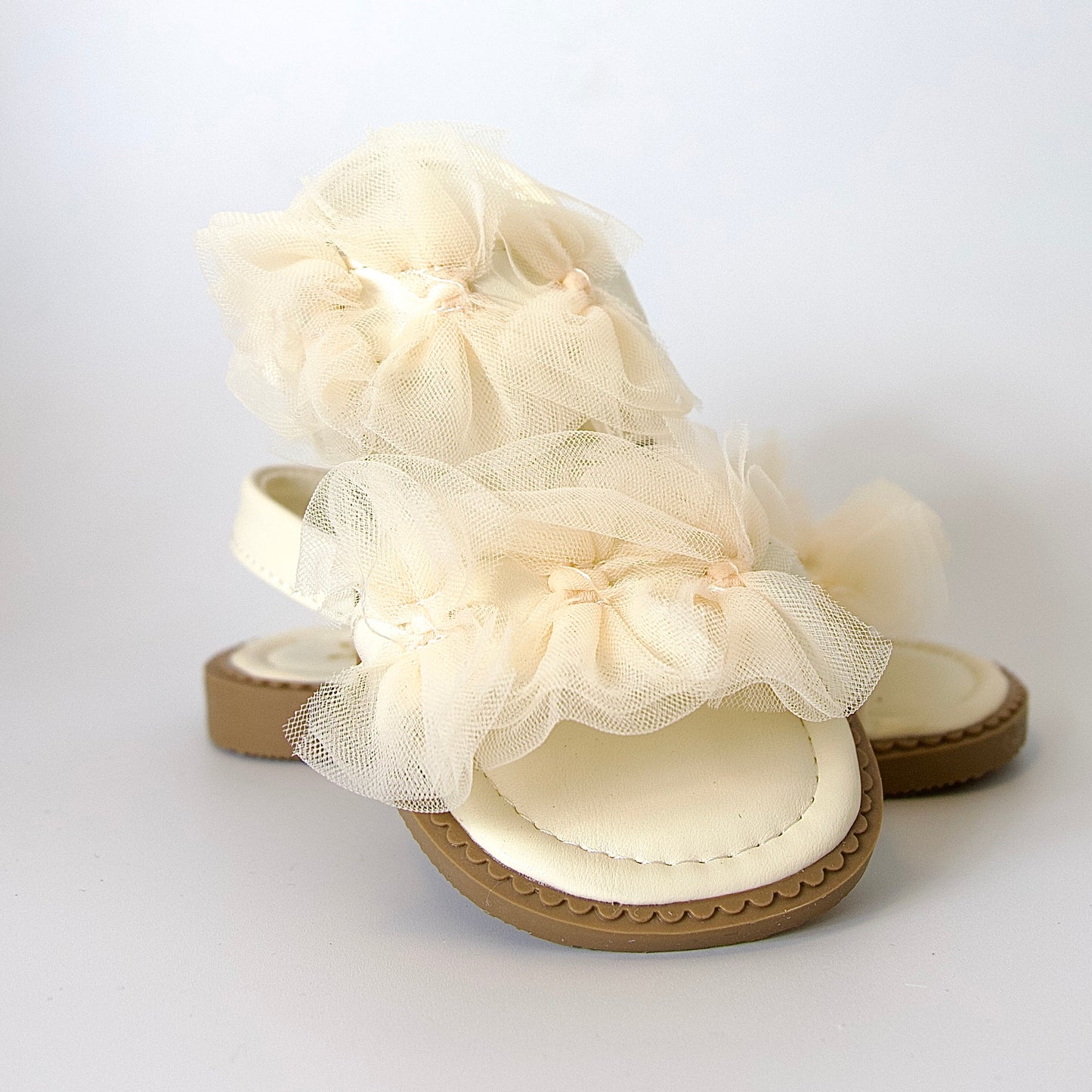 Sandalias con moños de tul — un modelo encantador para niñas.