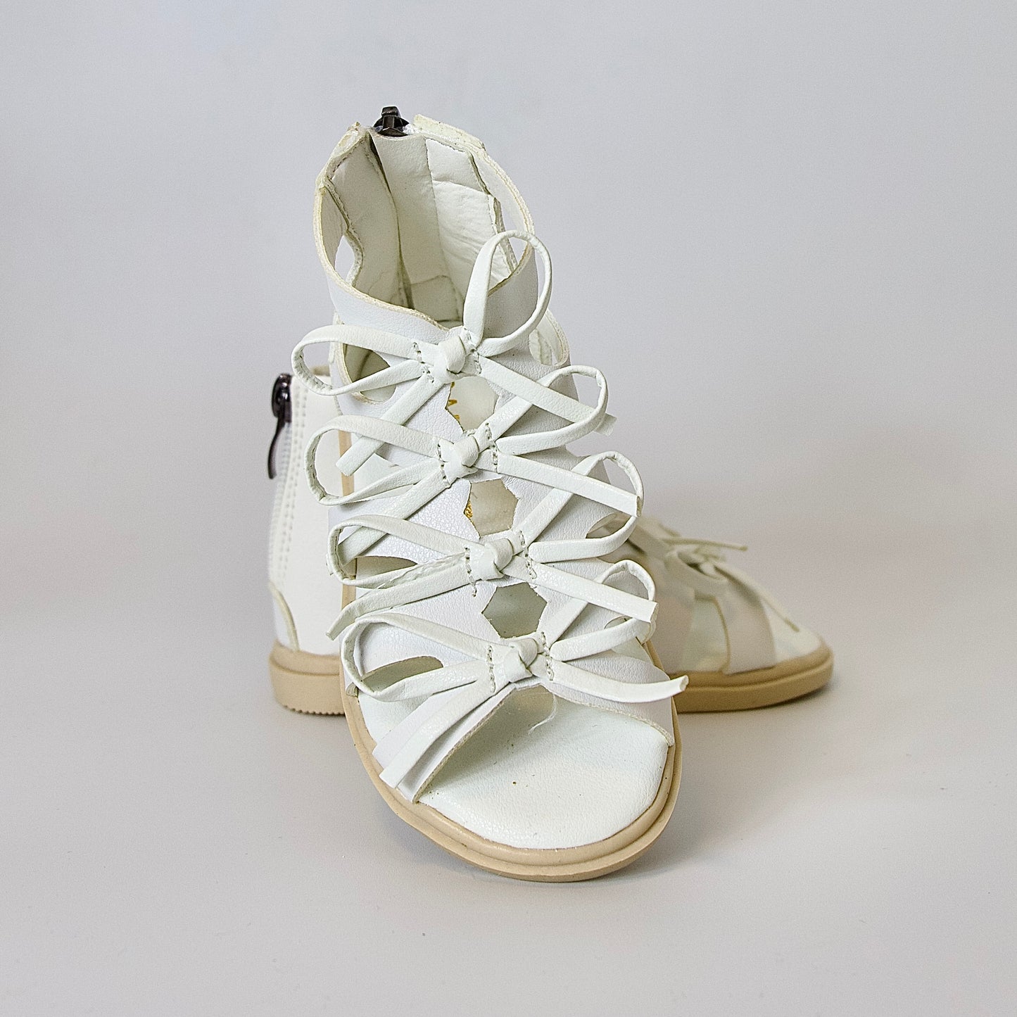 Sandalias tipo gladiador con lazo — modernas, cómodas y perfectas para días activos.