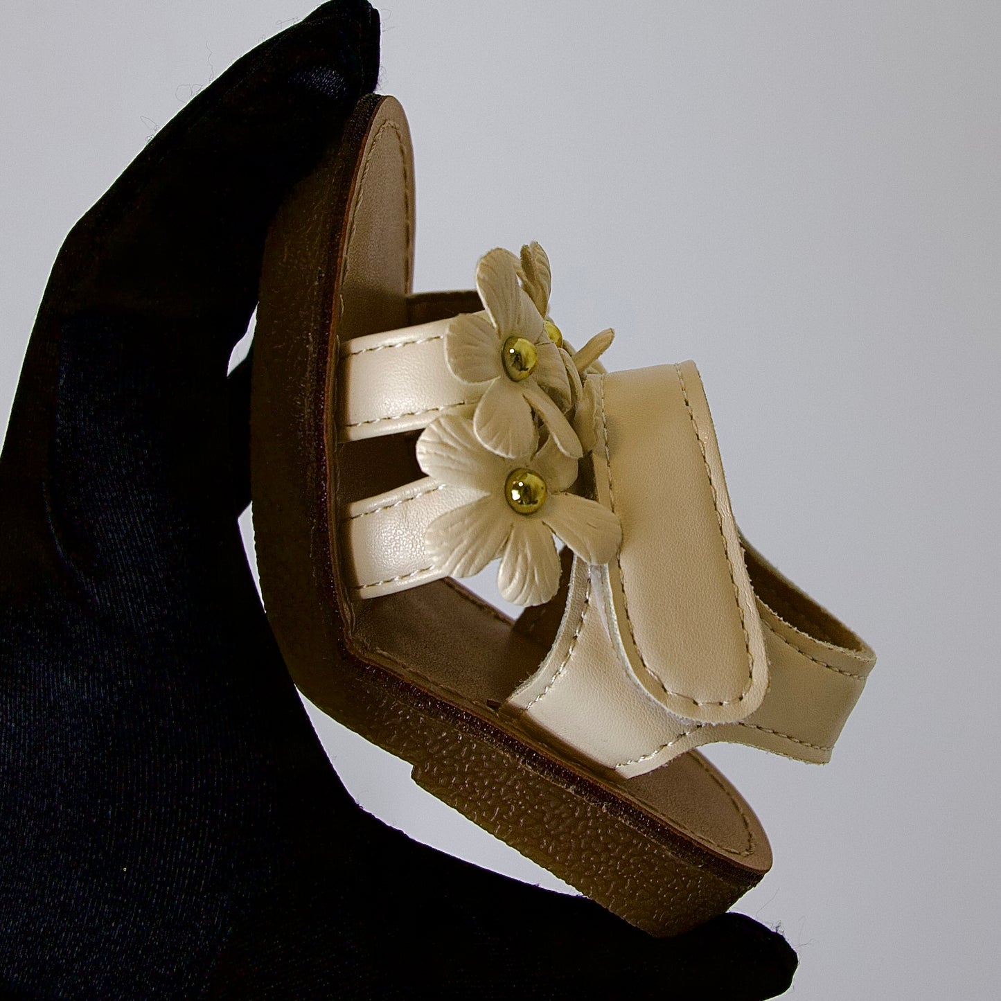 Dulzura en cada paso!
Sandalias con flores en relieve y detalles dorados