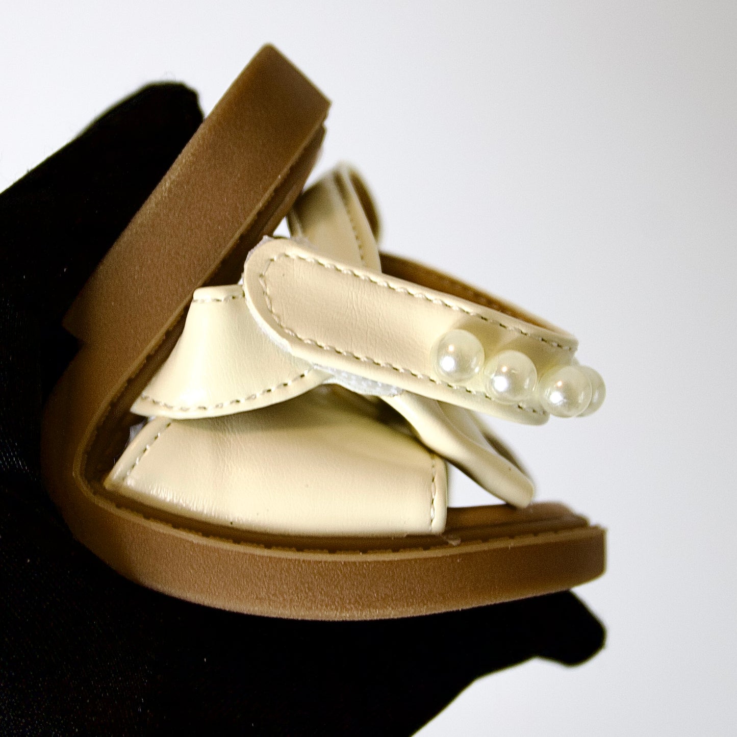 Comodidad con encanto 
Sandalias beige con moño y perlas — suaves, elegantes y perfectas para el verano