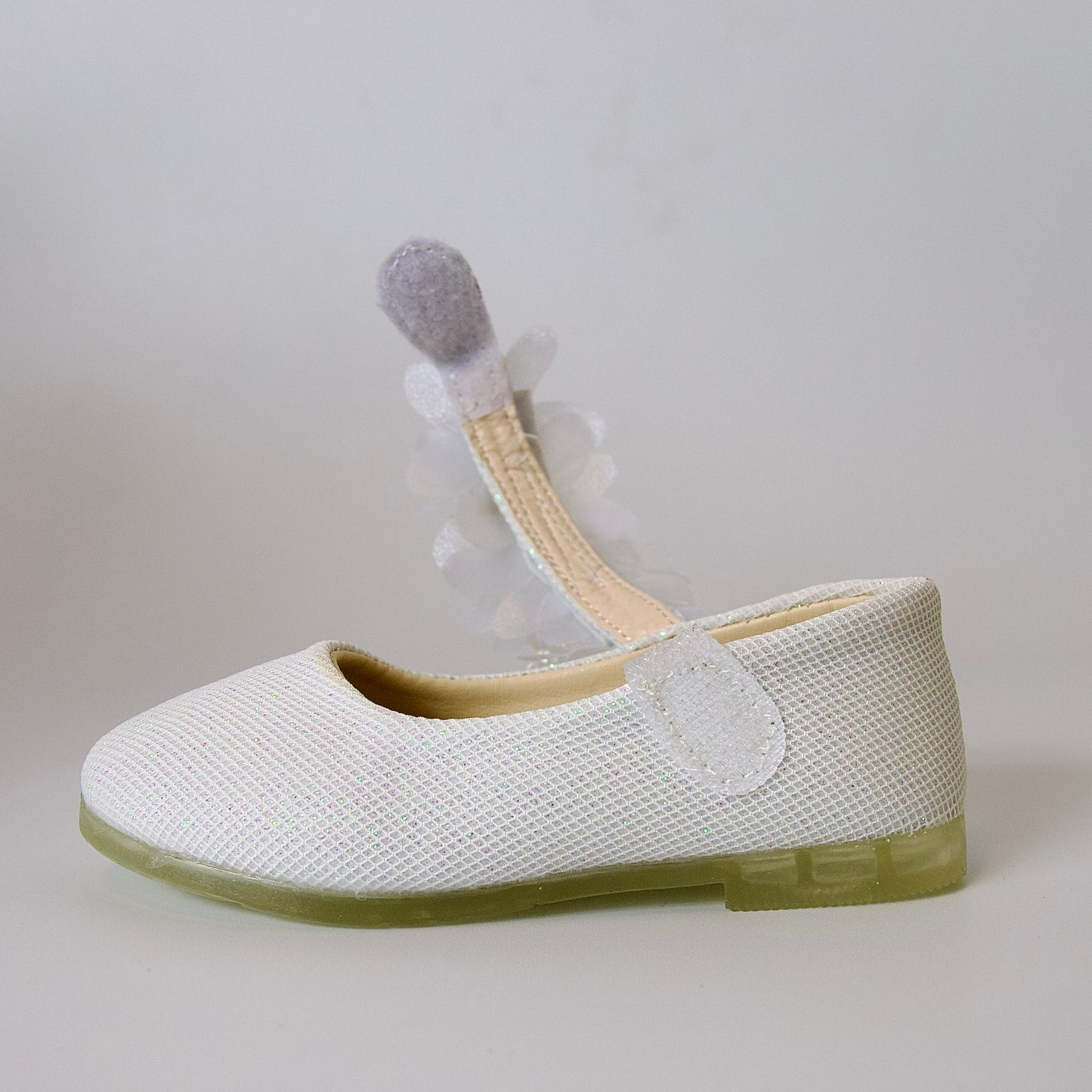 Zapatos blancos elegantes con flores — para celebraciones y momentos especiales