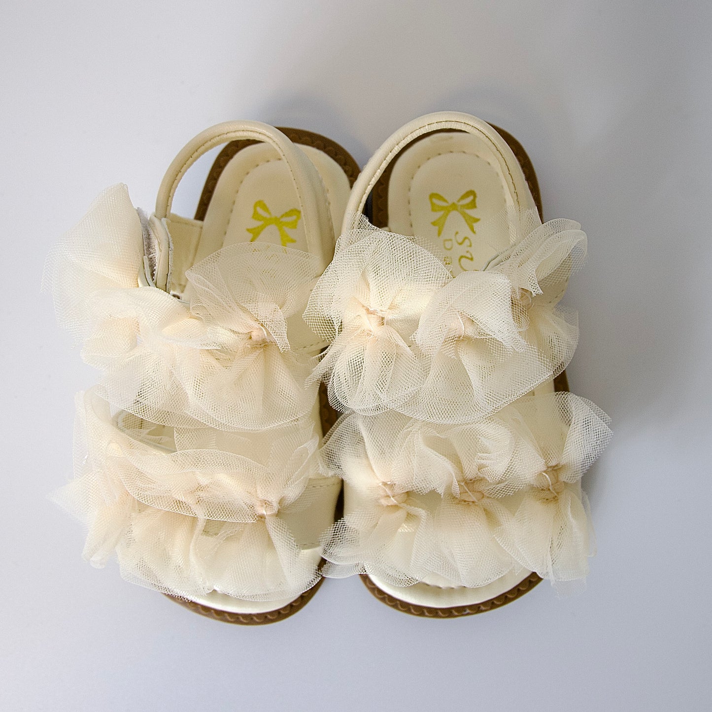 Sandalias con moños de tul — un modelo encantador para niñas.