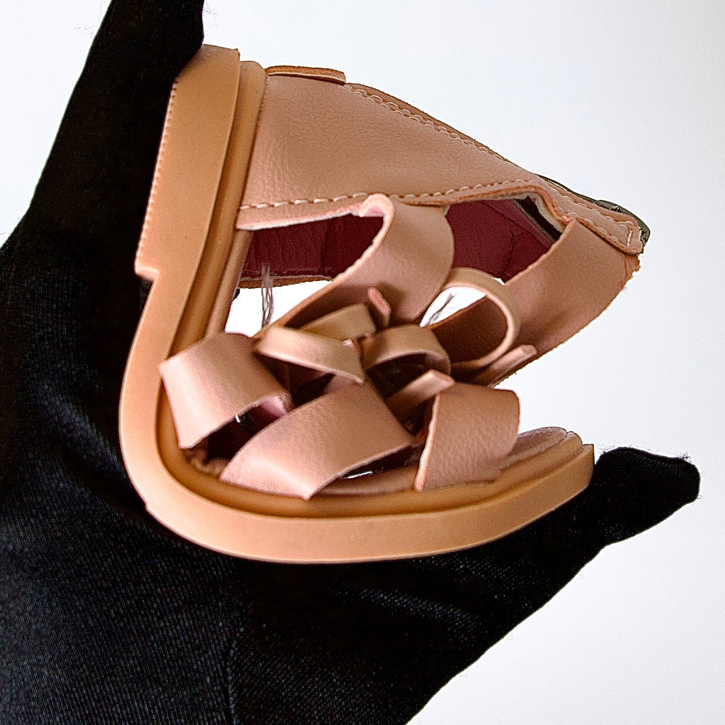 Sandalias tipo gladiador con lazo — modernas, cómodas y perfectas para días activos.