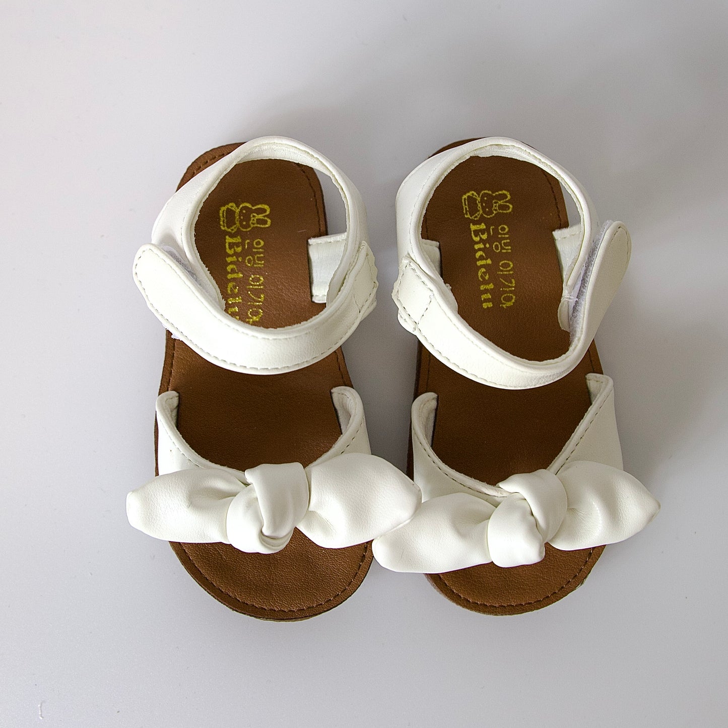 Ligereza y estilo
Sandalias minimalistas con moño suave