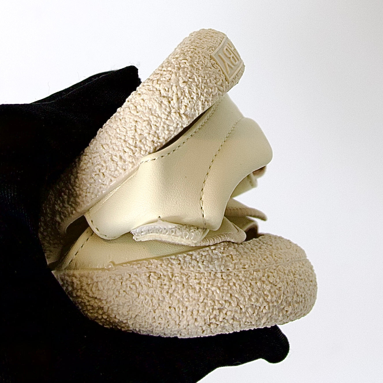 Sandalias beige con moño y punta cerrada — perfectas para el jardín y la arena