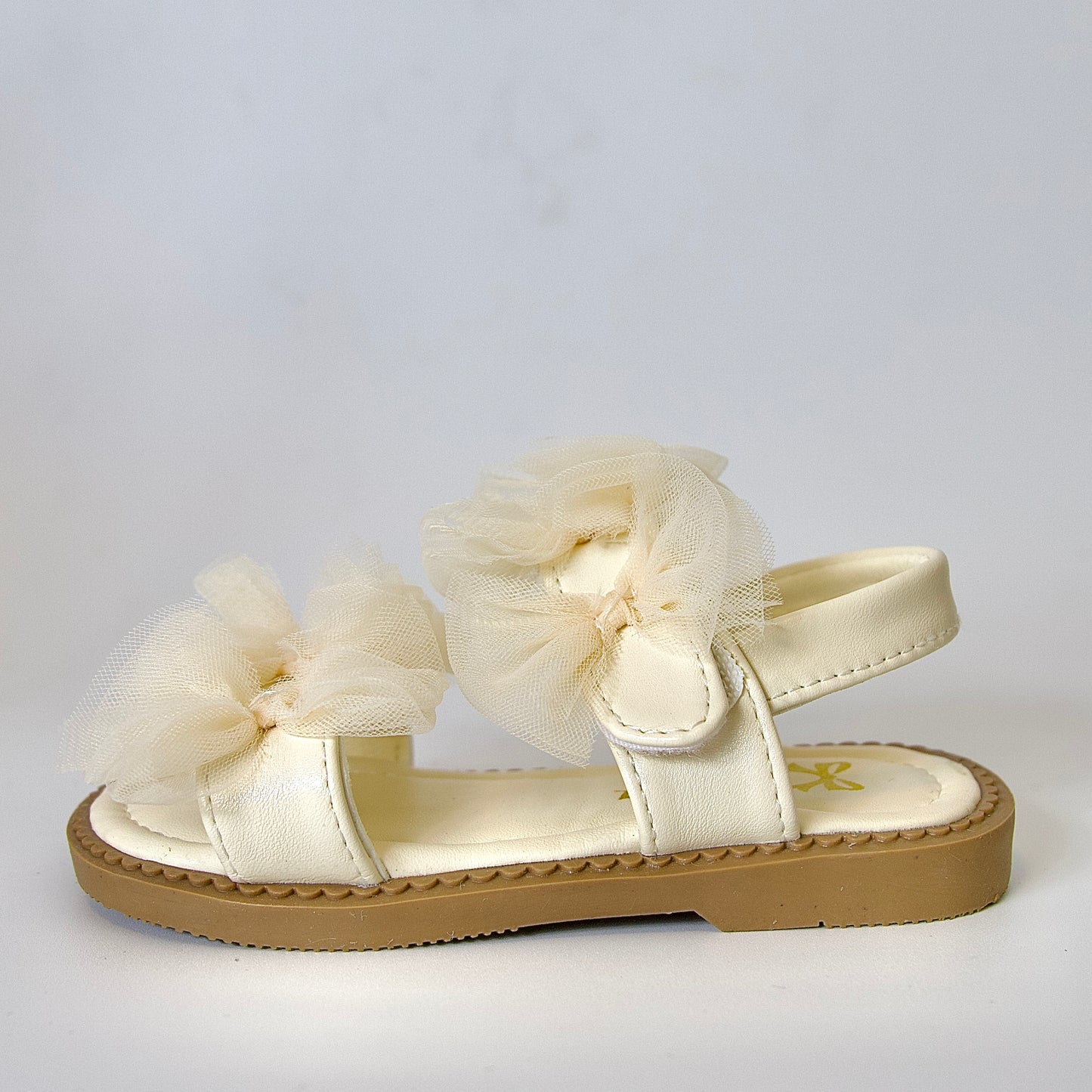 Sandalias con moños de tul — un modelo encantador para niñas.