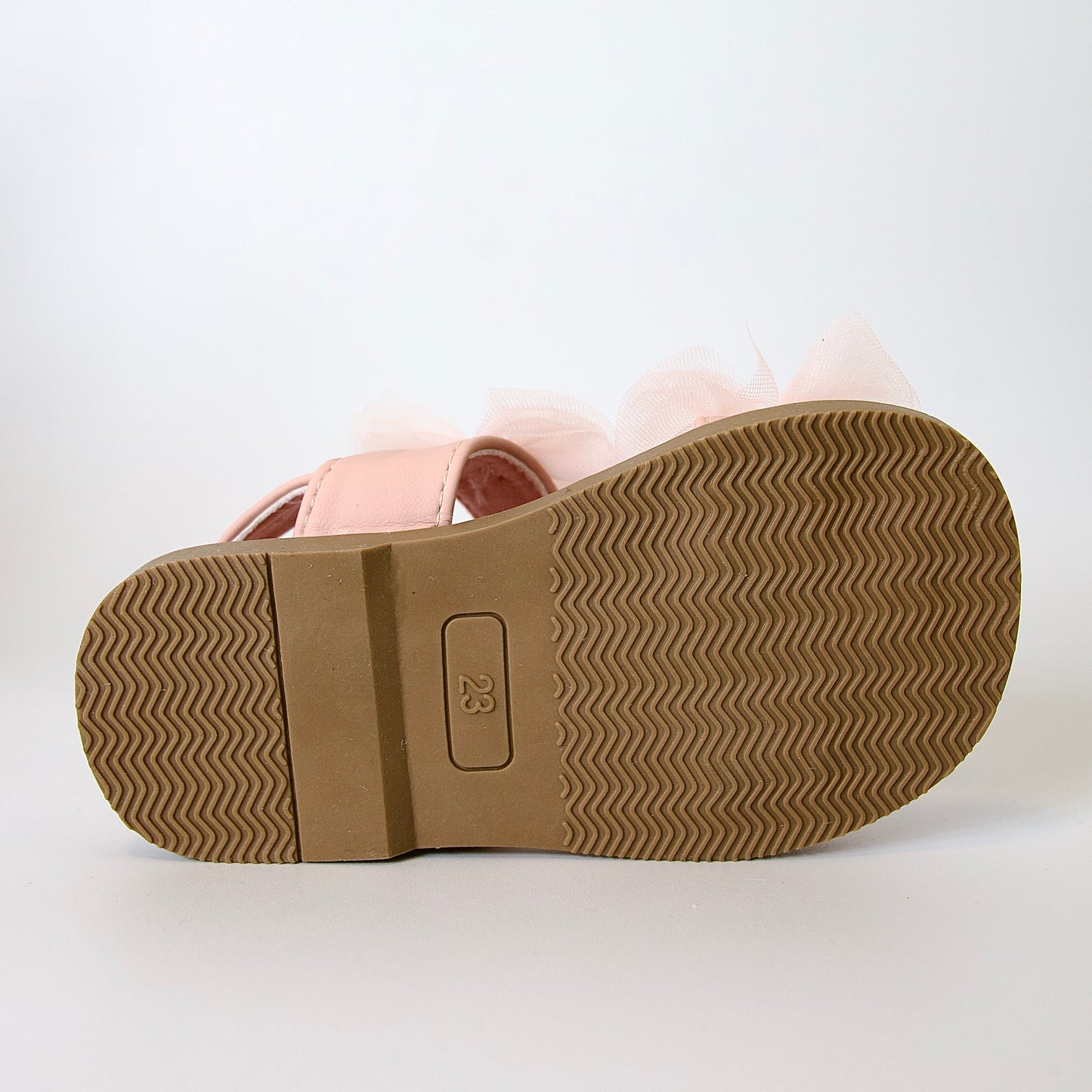 Sandalias con moños de tul — un modelo encantador para niñas.