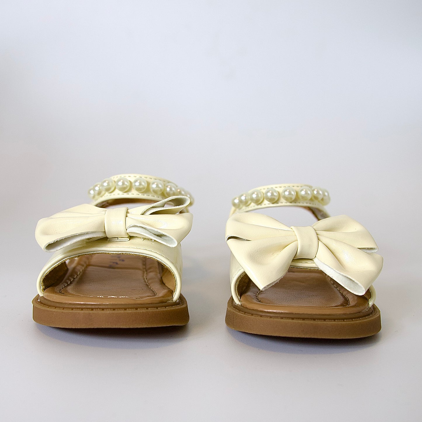 Comodidad con encanto 
Sandalias beige con moño y perlas — suaves, elegantes y perfectas para el verano