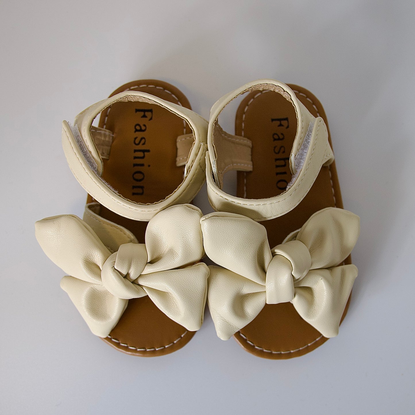 Suavidad con estilo 
Sandalias beige con moño grande — ultra cómodas y listas para jugar