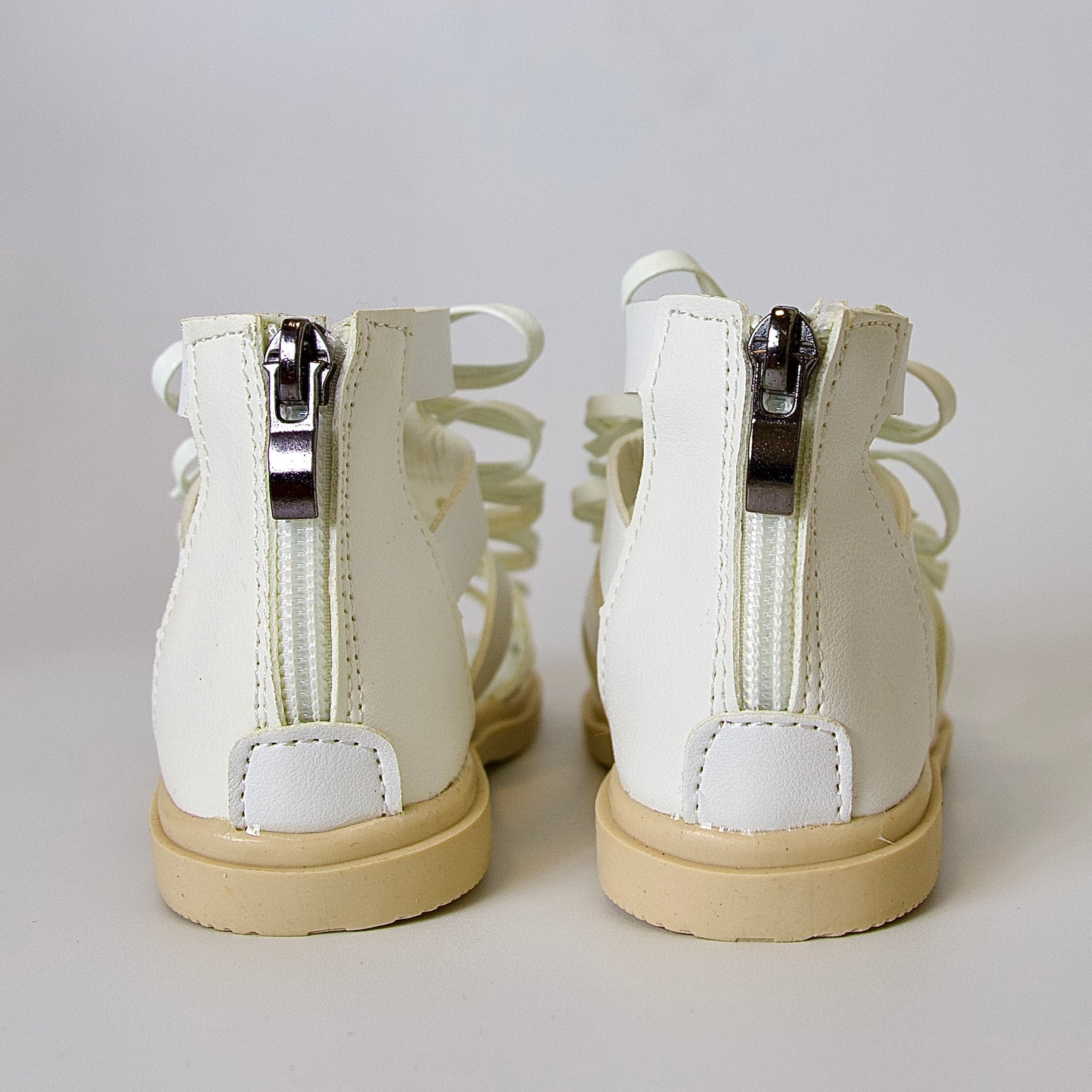 Sandalias tipo gladiador con lazo — modernas, cómodas y perfectas para días activos.