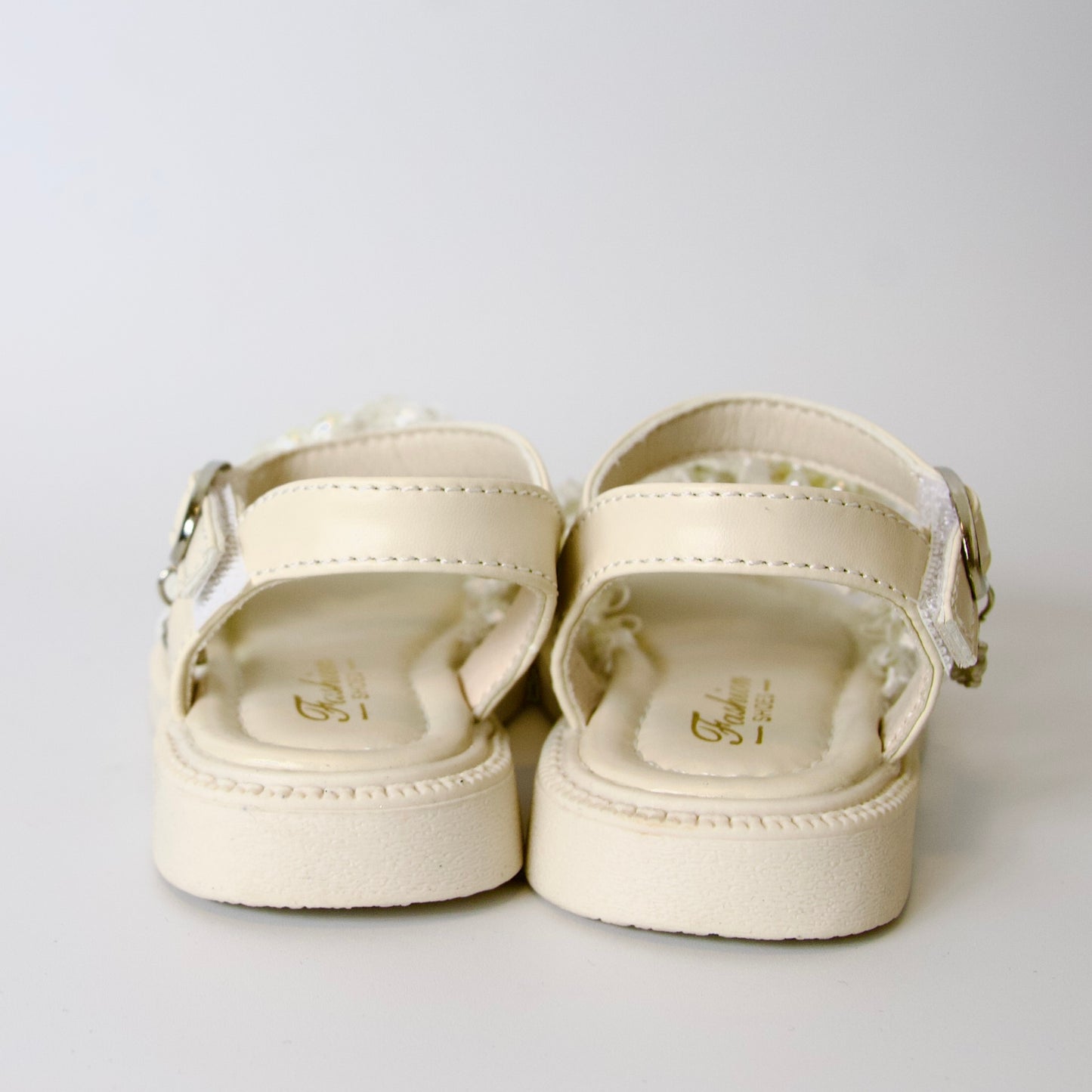 Pequeña dama
Sandalias elegantes con encaje y perlas decorativas