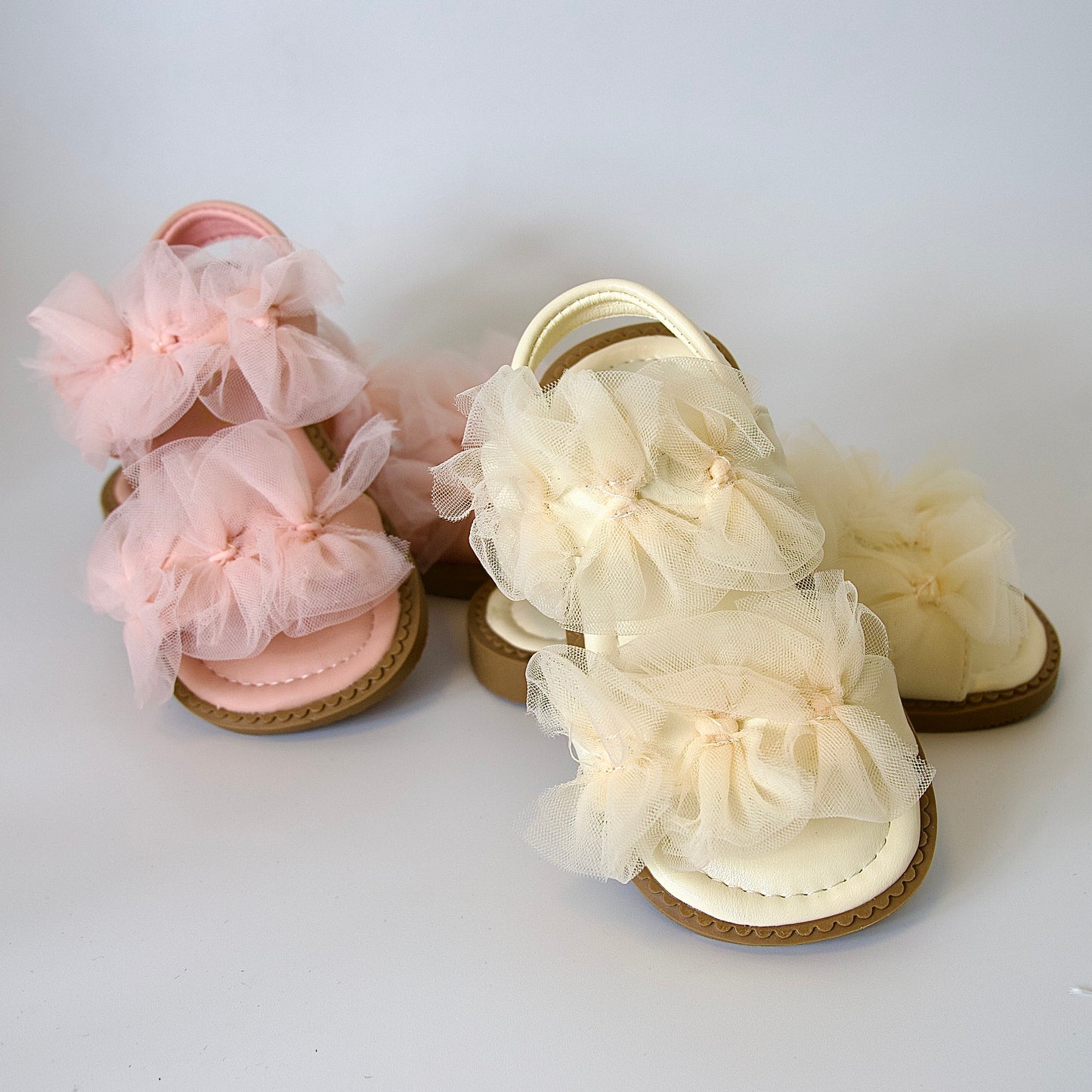 Sandalias con moños de tul — un modelo encantador para niñas.