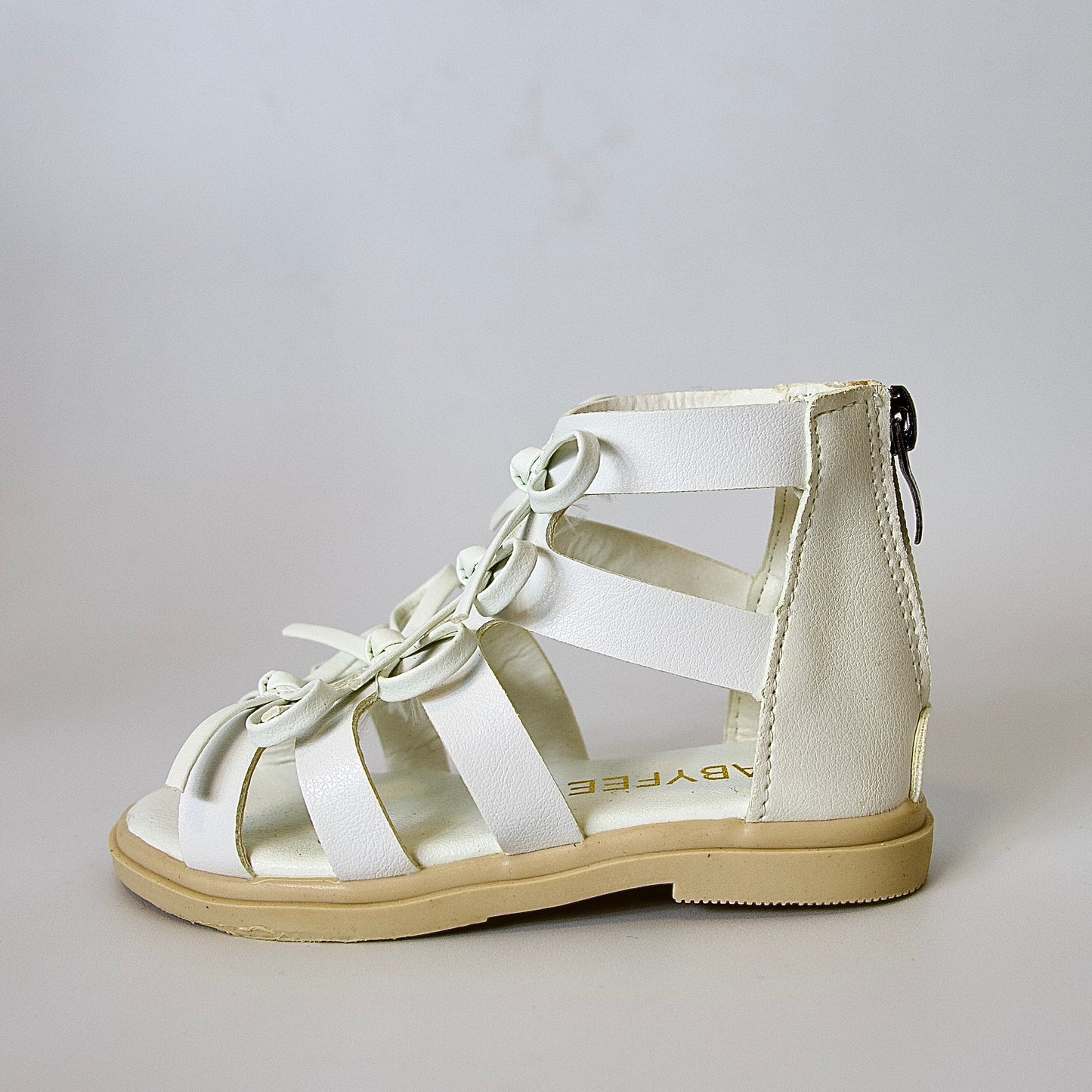 Sandalias tipo gladiador con lazo — modernas, cómodas y perfectas para días activos.