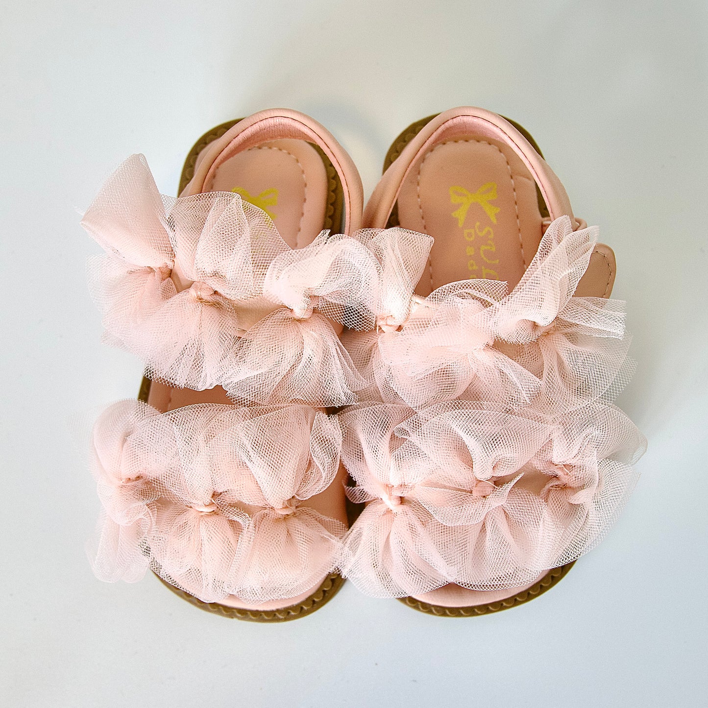 Sandalias con moños de tul — un modelo encantador para niñas.