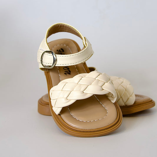 Comodidad para cada paso 
Sandalias beige con tejido de cuero sintético — suaves y listas para jugar