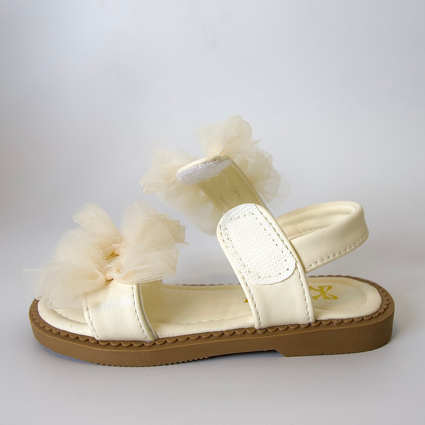 Sandalias con moños de tul — un modelo encantador para niñas.