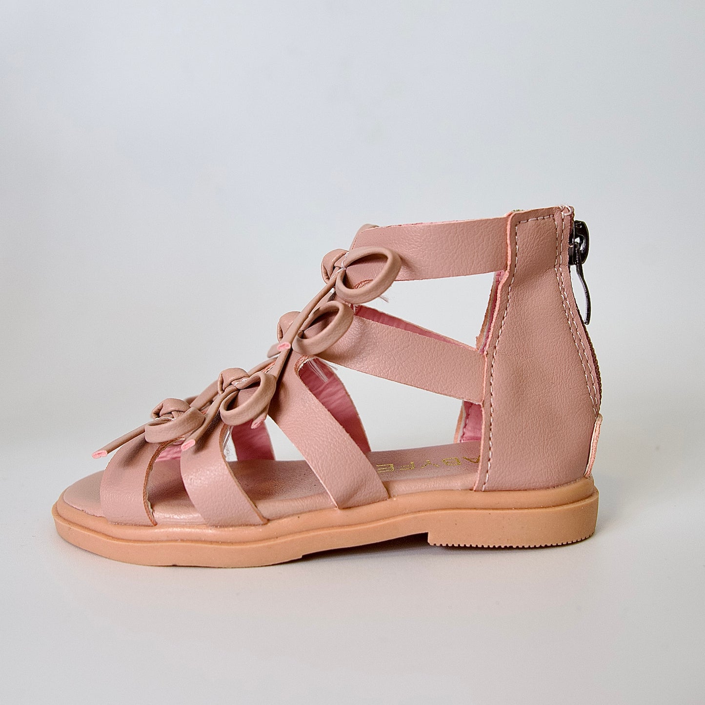 Sandalias tipo gladiador con lazo — modernas, cómodas y perfectas para días activos.