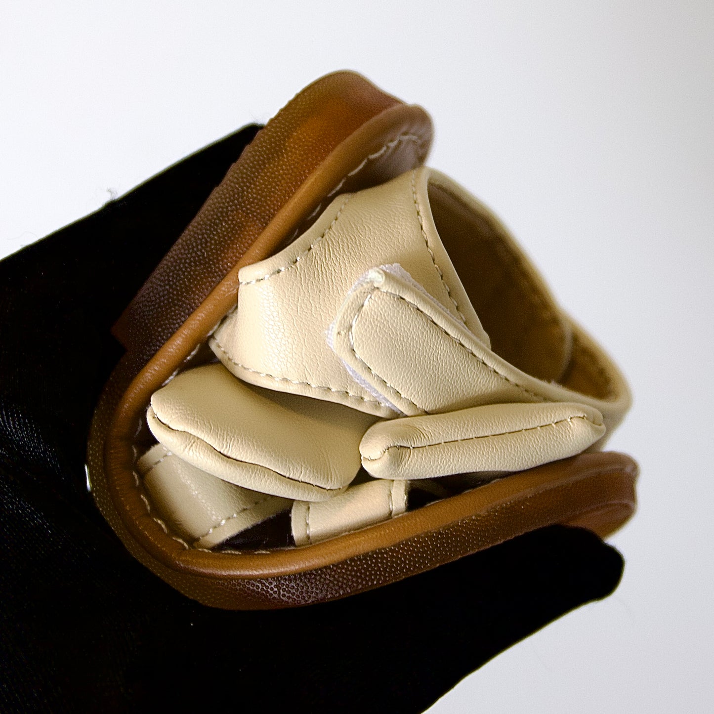 Suavidad con estilo 
Sandalias beige con moño grande — ultra cómodas y listas para jugar