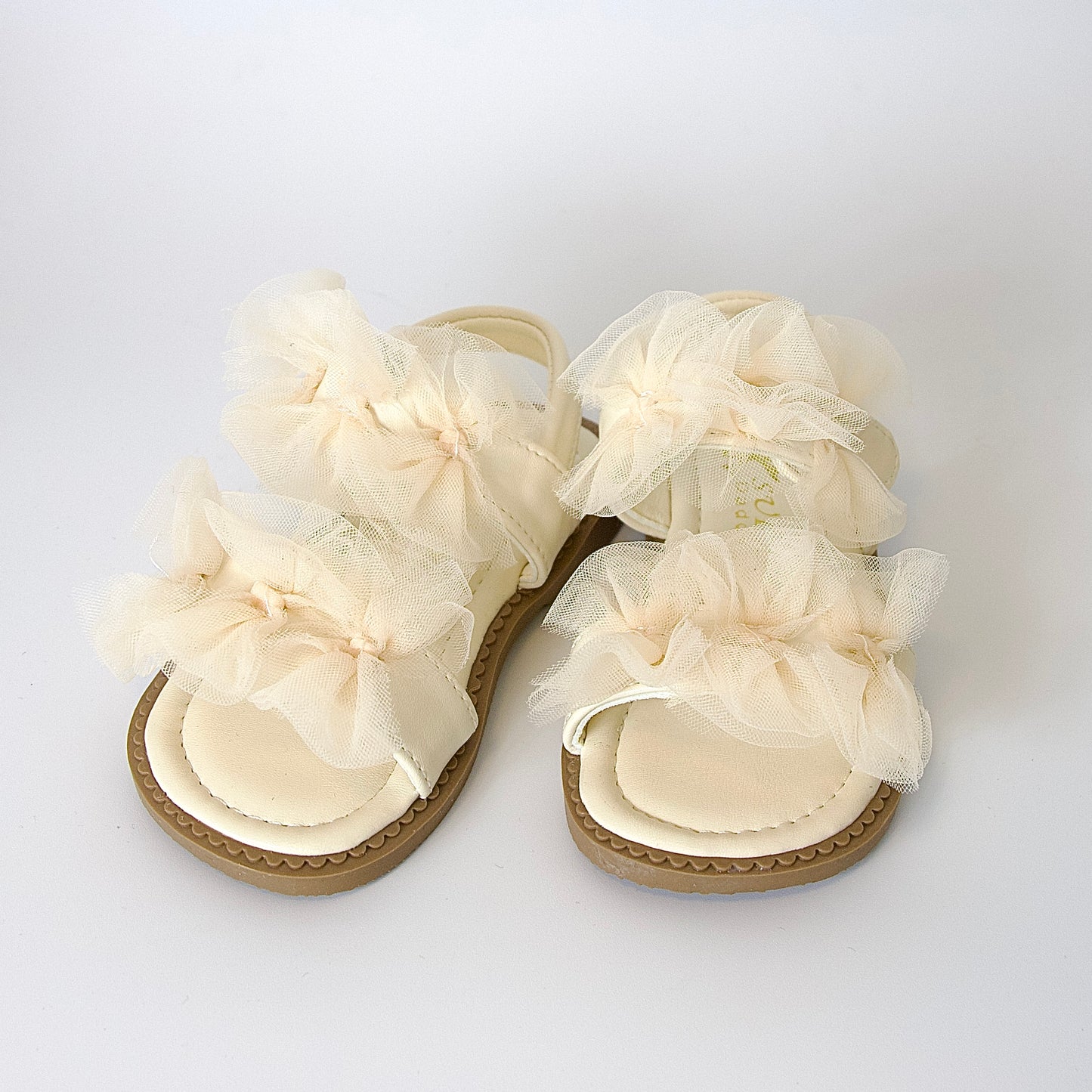 Sandalias con moños de tul — un modelo encantador para niñas.
