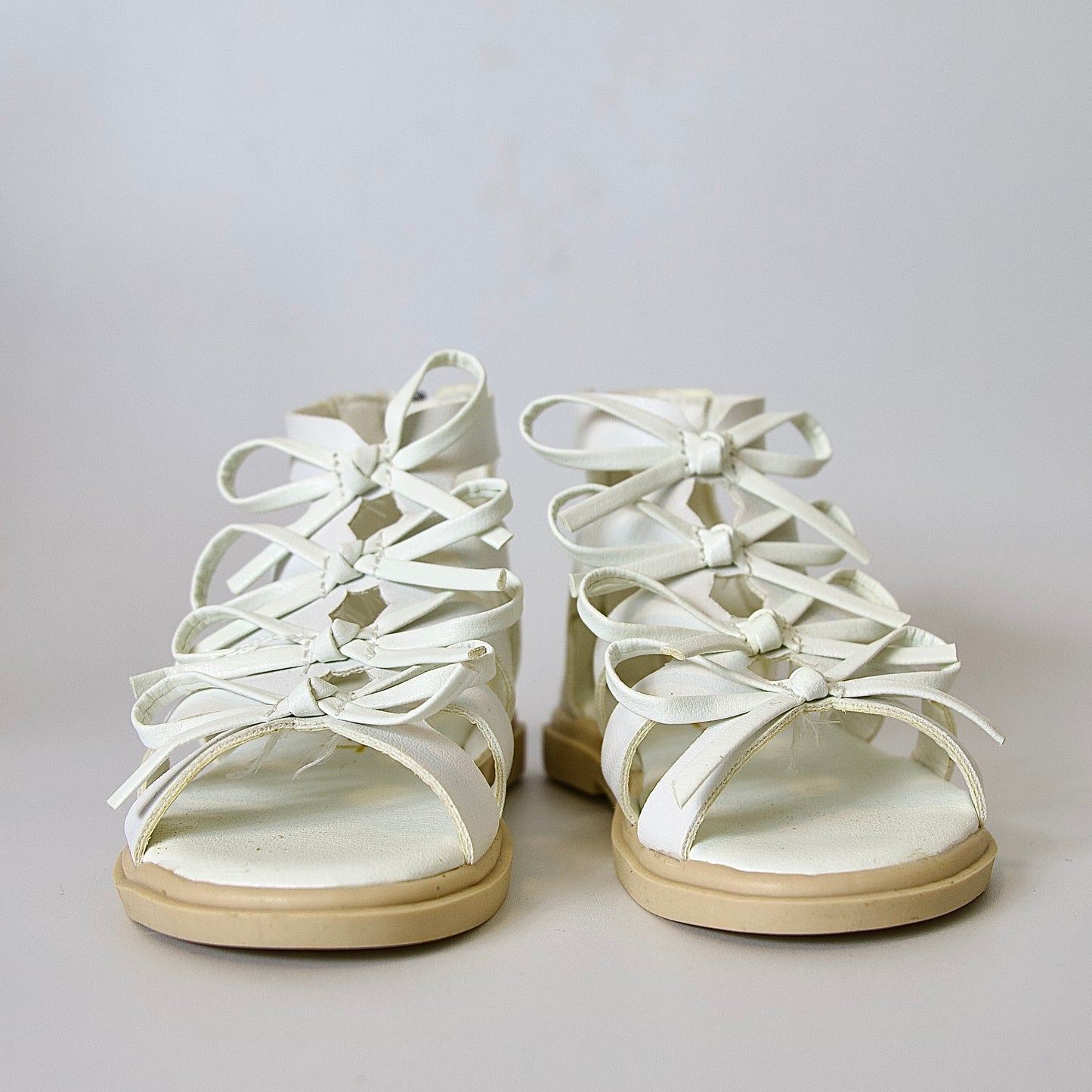 Sandalias tipo gladiador con lazo — modernas, cómodas y perfectas para días activos.