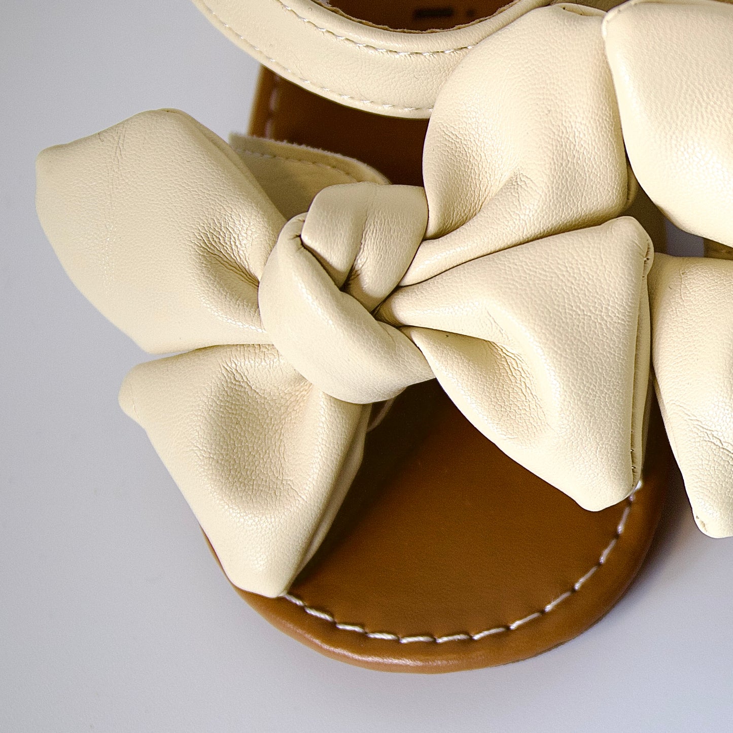Suavidad con estilo 
Sandalias beige con moño grande — ultra cómodas y listas para jugar