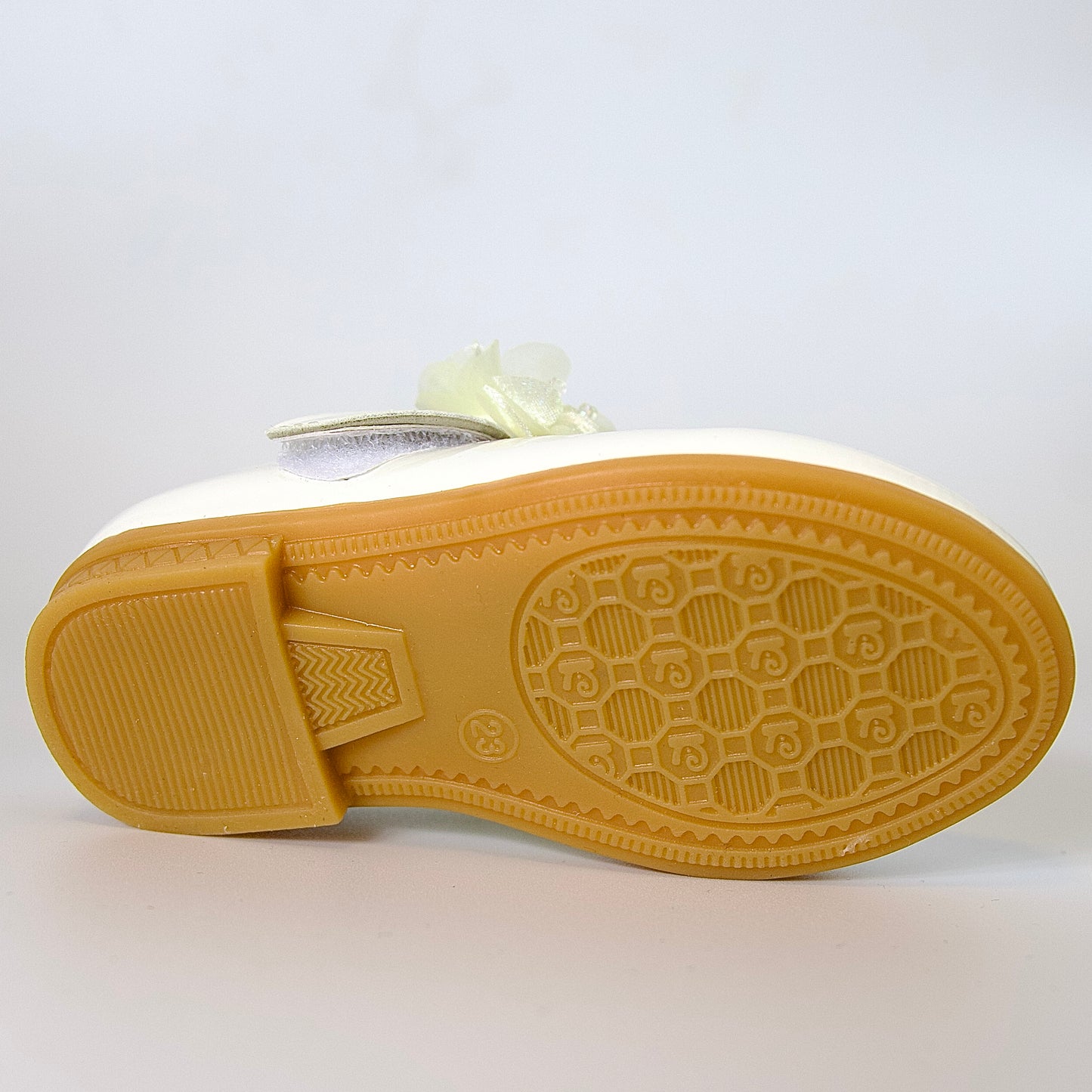 Zapatos charol con flores de cristal — perfectos para momentos especiales