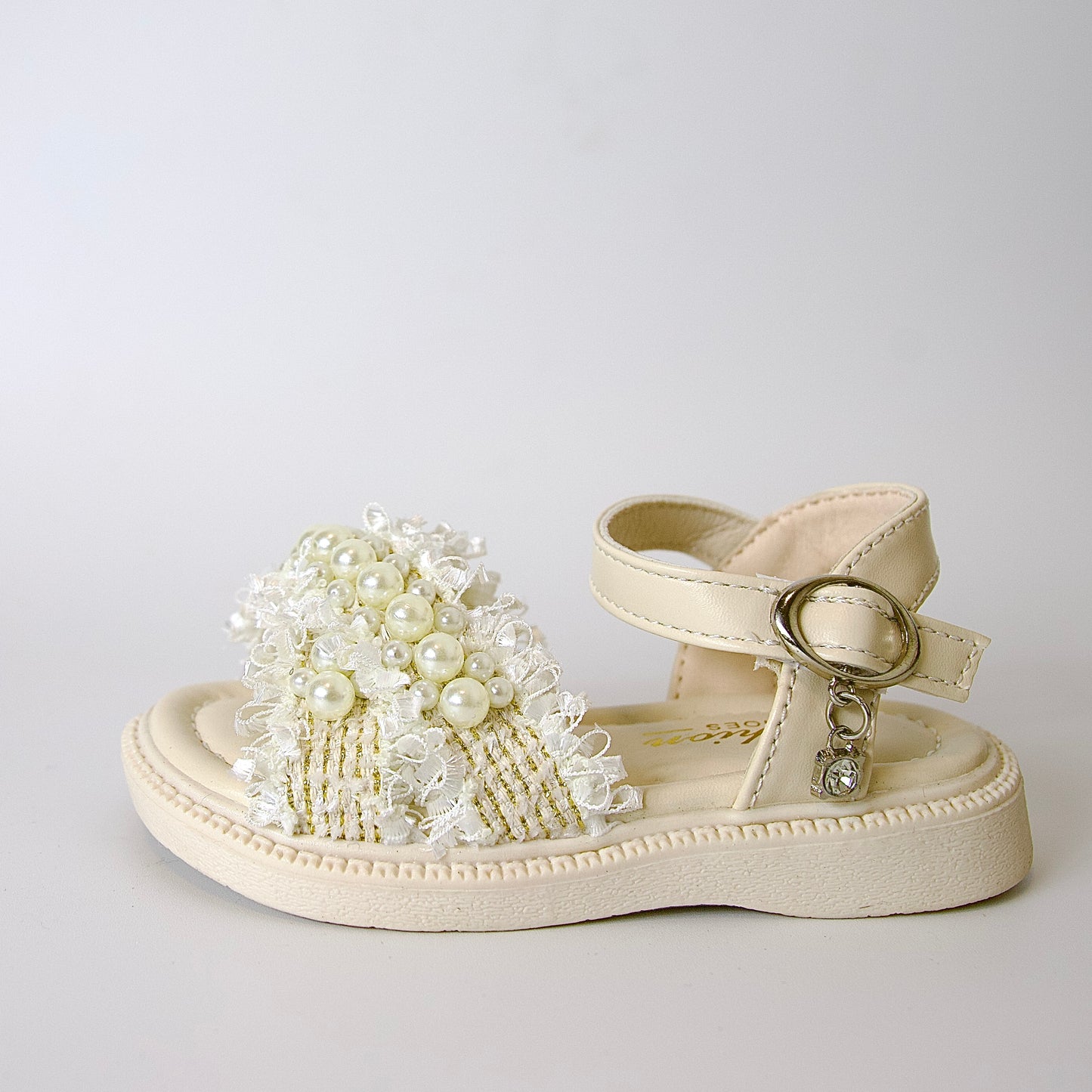 Pequeña dama
Sandalias elegantes con encaje y perlas decorativas