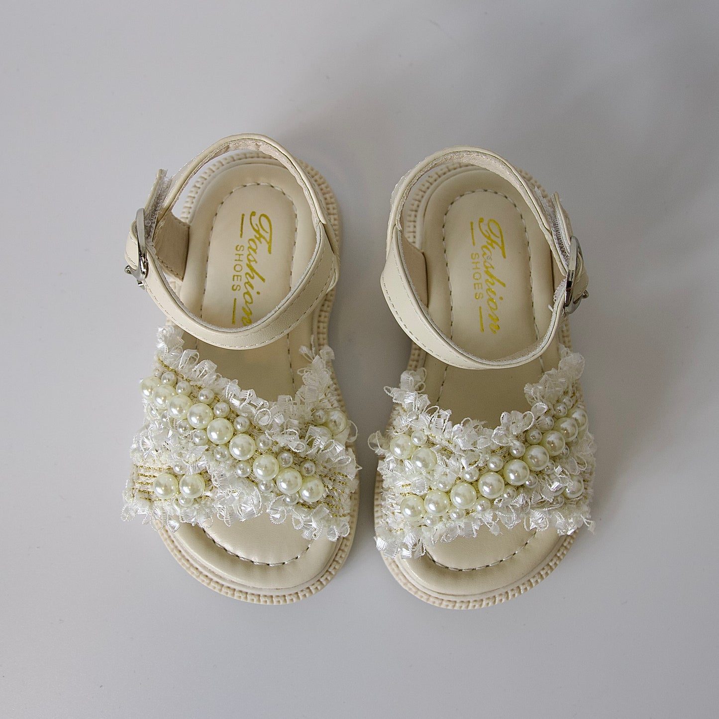 Pequeña dama
Sandalias elegantes con encaje y perlas decorativas