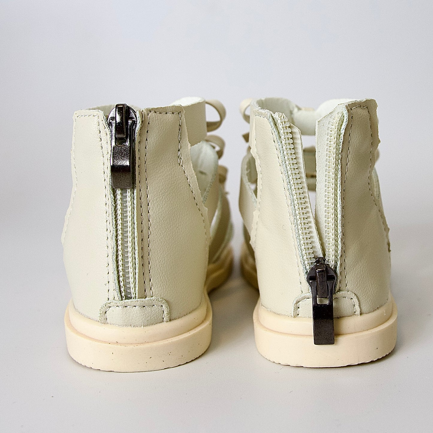 Sandalias tipo gladiador con lazo — modernas, cómodas y perfectas para días activos.