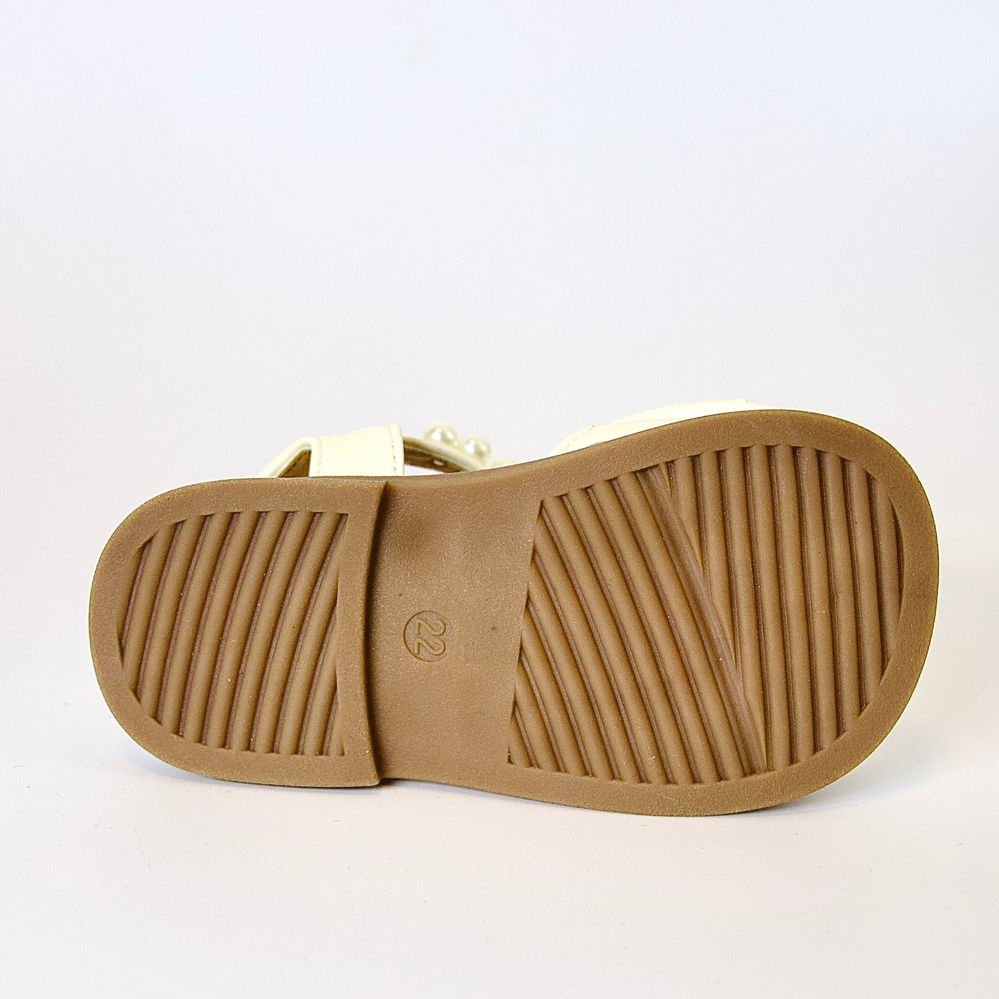 Comodidad con encanto 
Sandalias beige con moño y perlas — suaves, elegantes y perfectas para el verano
