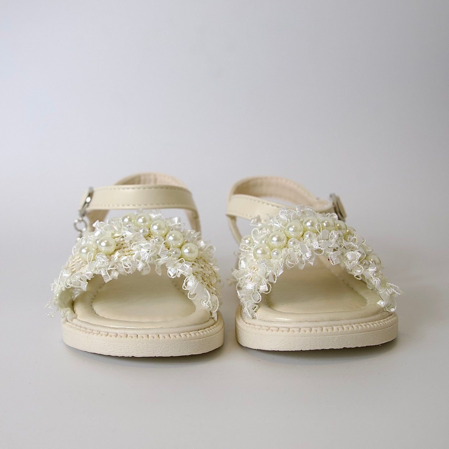 Pequeña dama
Sandalias elegantes con encaje y perlas decorativas