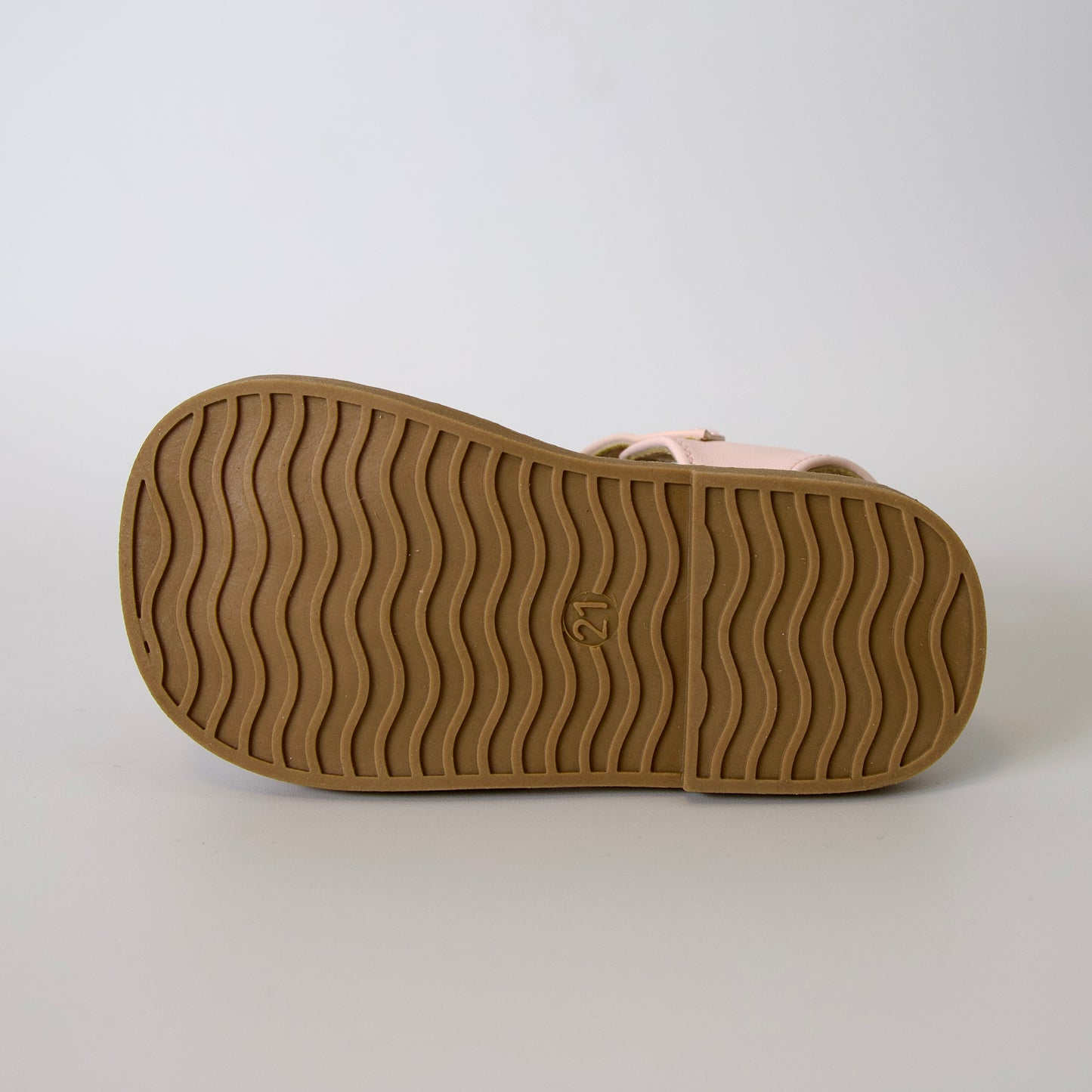Comodidad con un toque brillante
Sandalias con punta cerrada y lazo con brillos