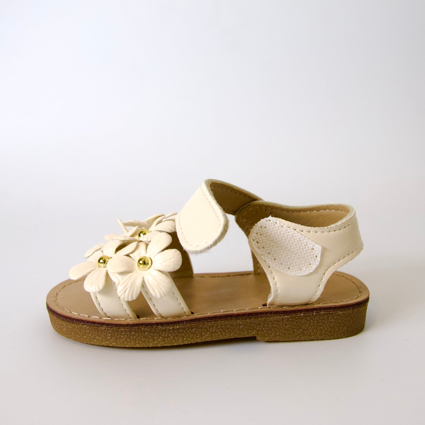 Dulzura en cada paso!
Sandalias con flores en relieve y detalles dorados