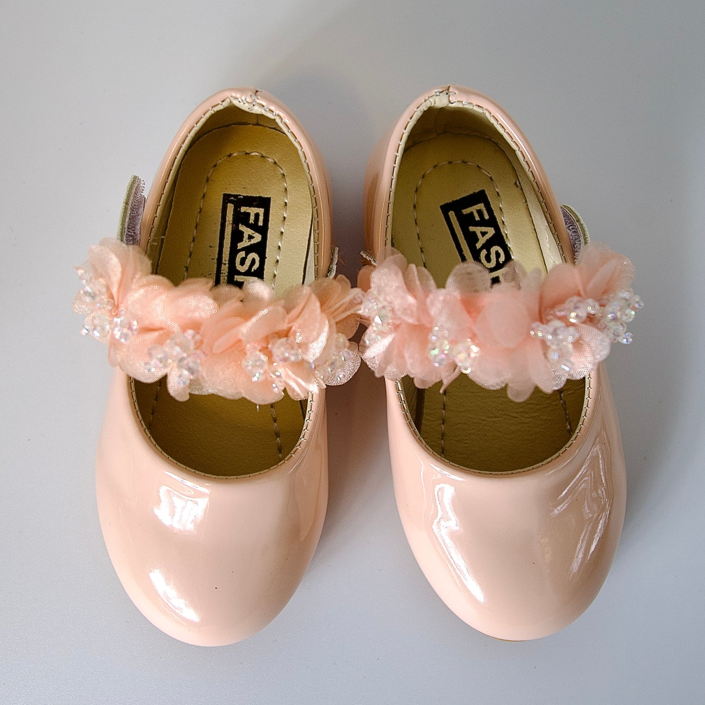 Zapatos charol con flores de cristal — perfectos para momentos especiales