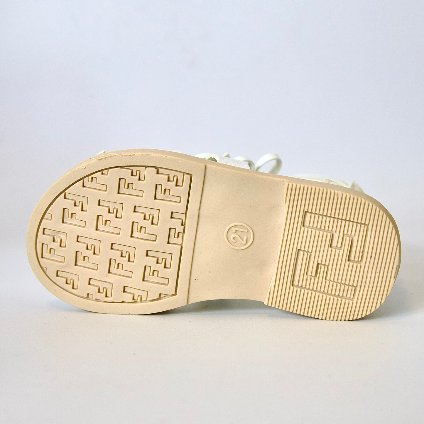 Sandalias tipo gladiador con lazo — modernas, cómodas y perfectas para días activos.