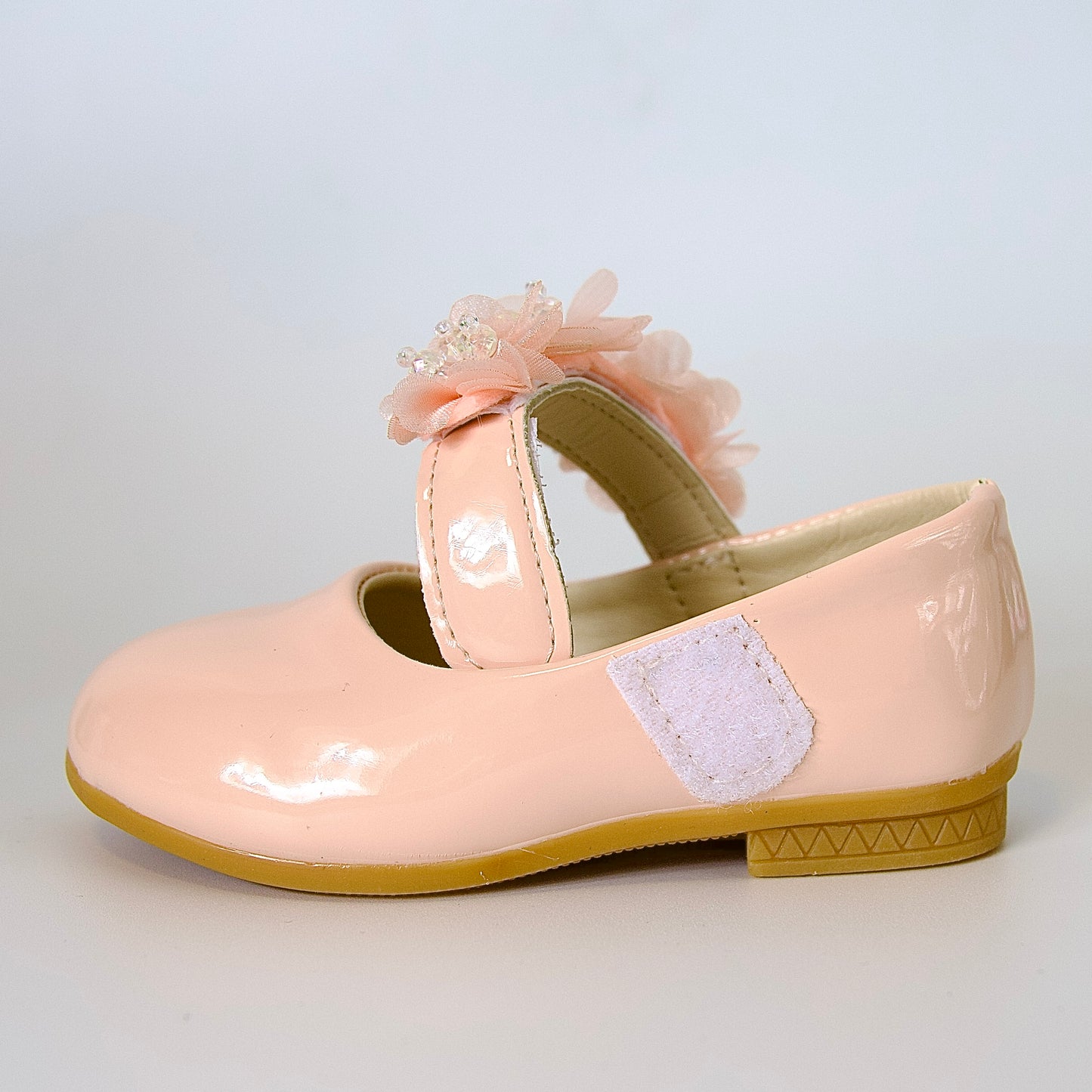 Zapatos charol con flores de cristal — perfectos para momentos especiales