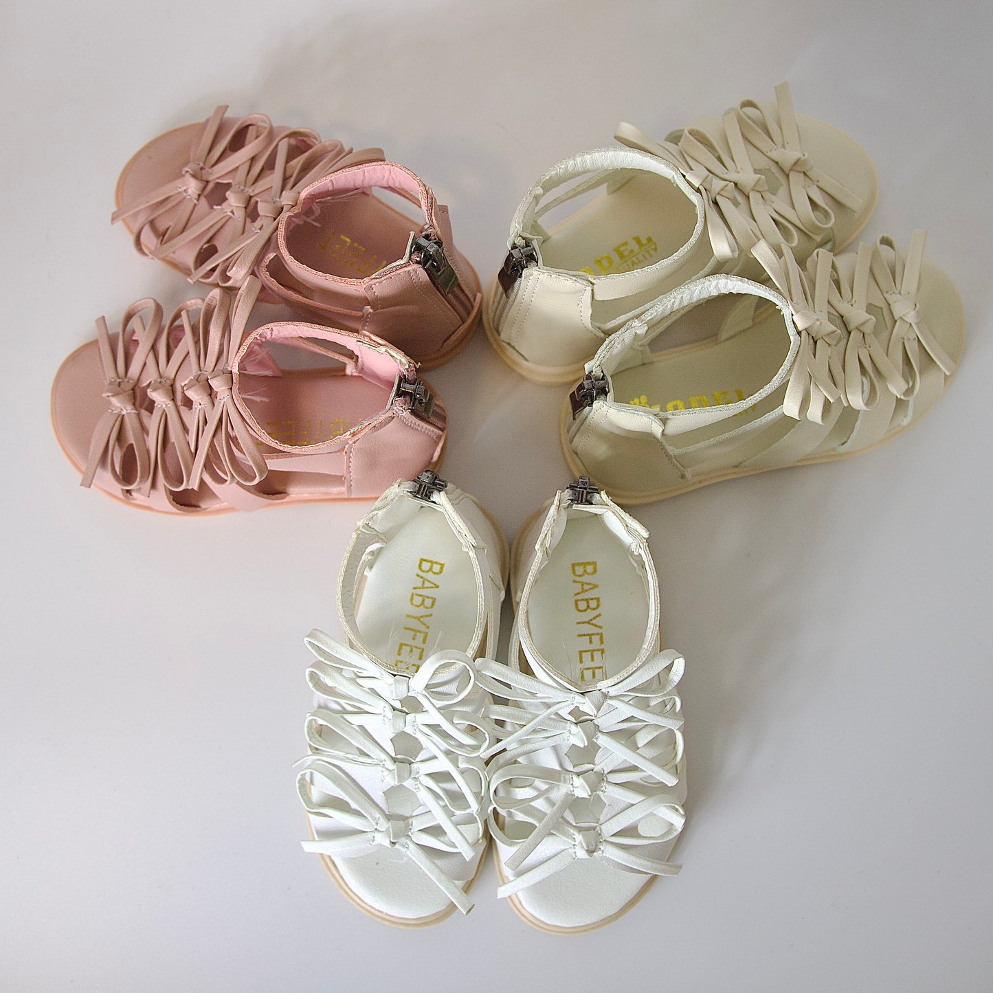 Sandalias tipo gladiador con lazo — modernas, cómodas y perfectas para días activos.