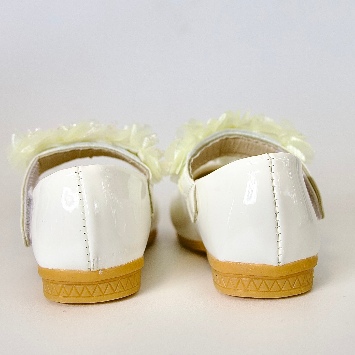 Zapatos charol con flores de cristal — perfectos para momentos especiales
