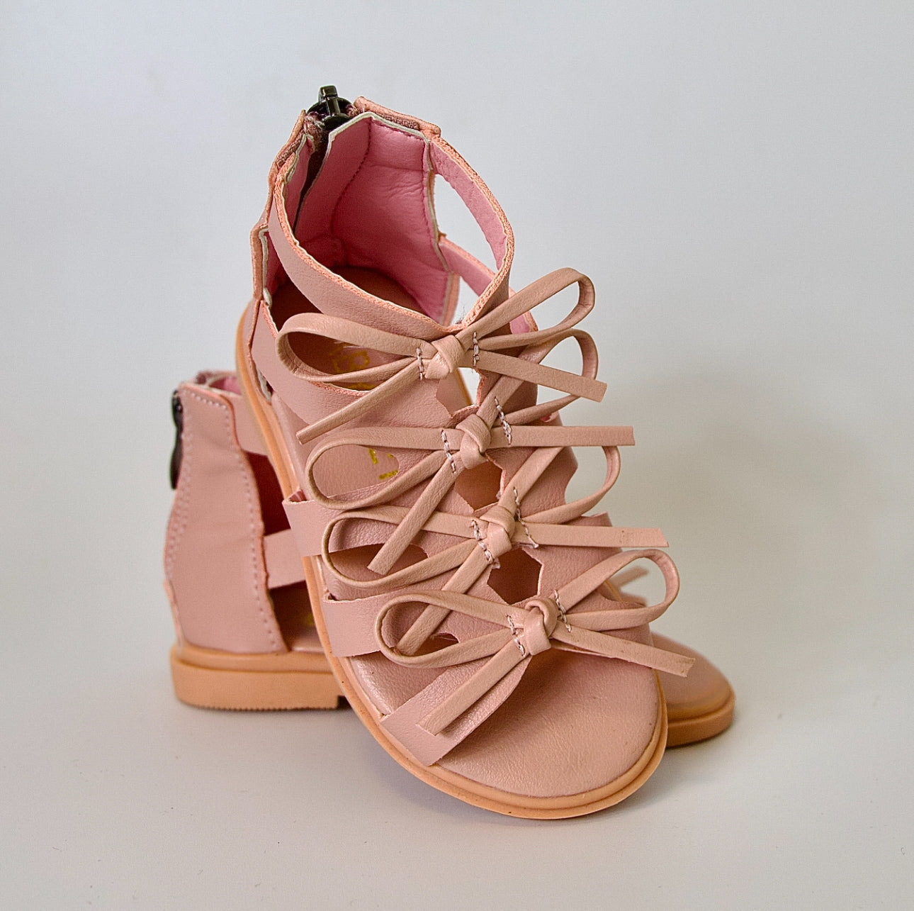 Sandalias tipo gladiador con lazo — modernas, cómodas y perfectas para días activos.