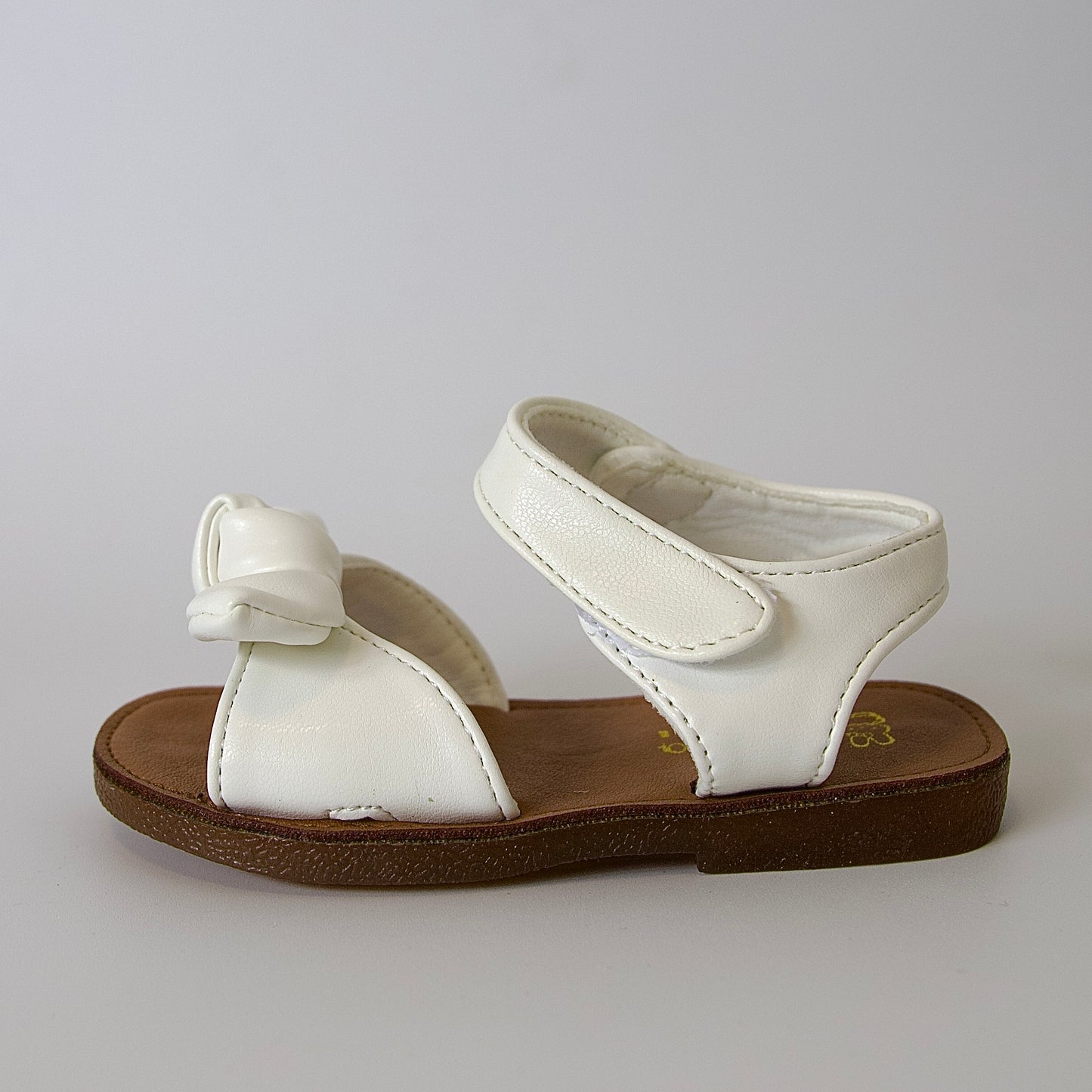 Ligereza y estilo
Sandalias minimalistas con moño suave