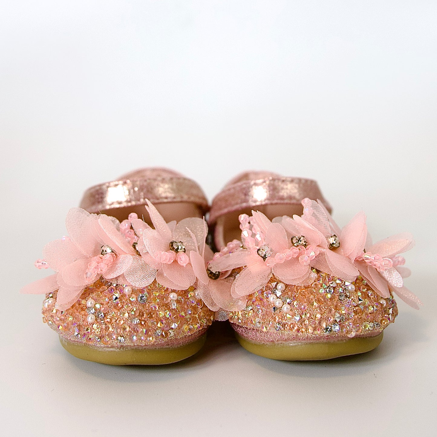 Zapatos rosados con flores y cristales — perfectos para brillar