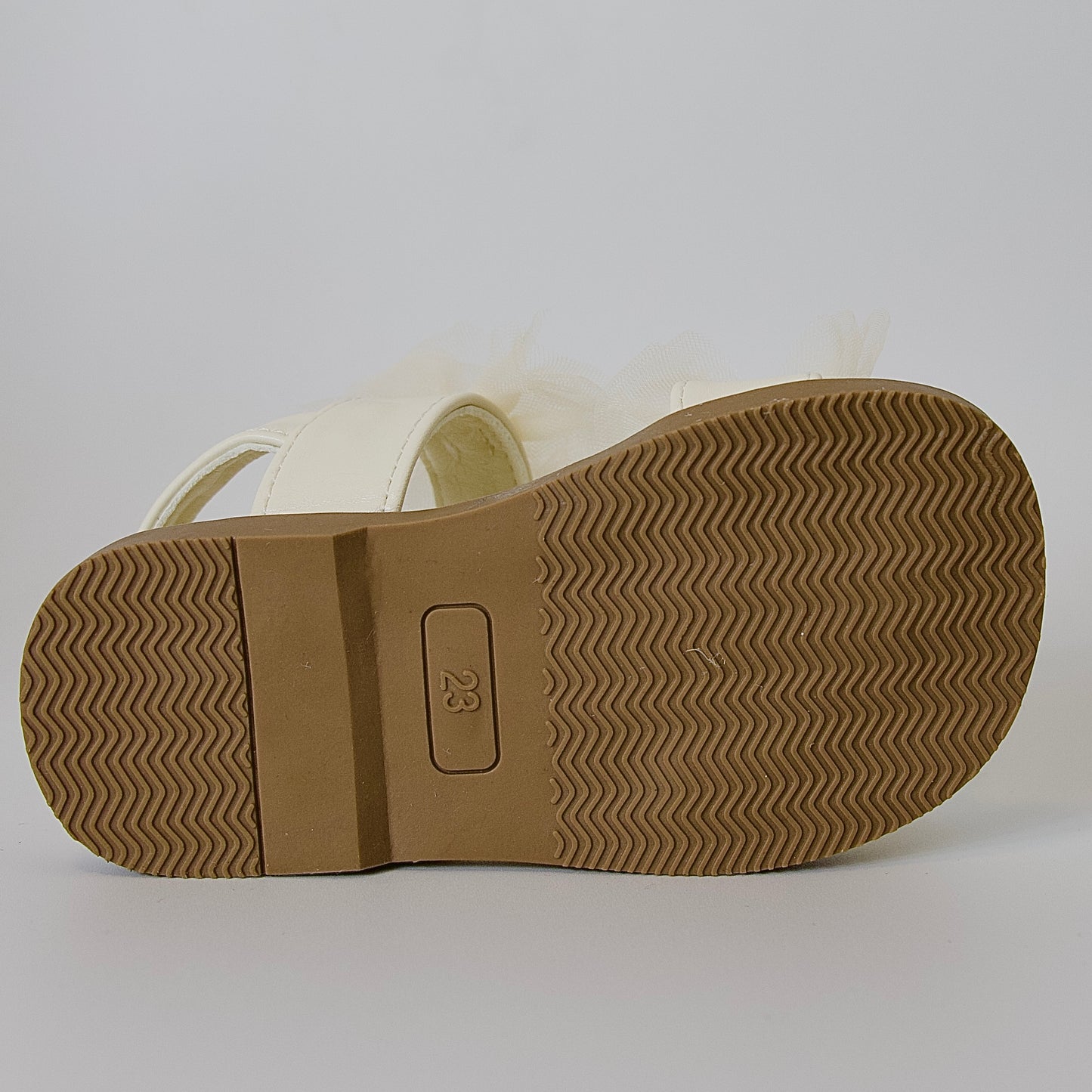 Sandalias con moños de tul — un modelo encantador para niñas.