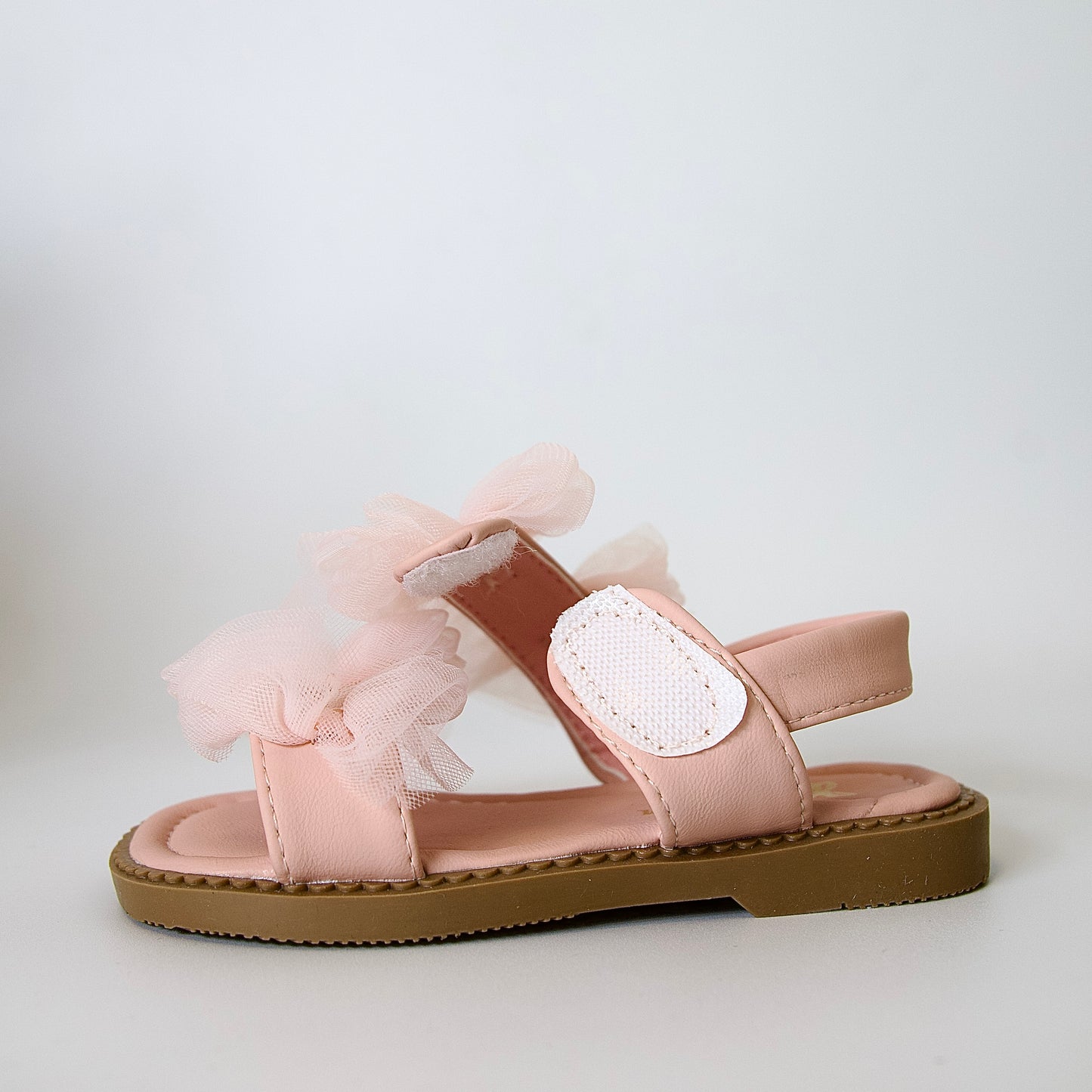Sandalias con moños de tul — un modelo encantador para niñas.