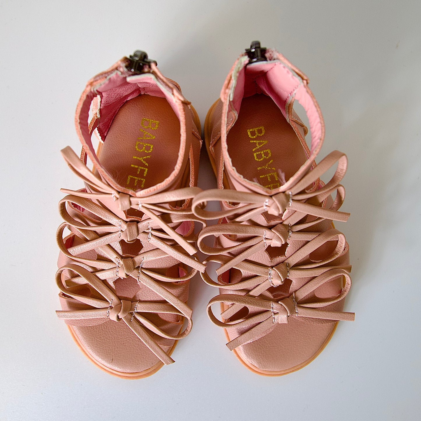 Sandalias tipo gladiador con lazo — modernas, cómodas y perfectas para días activos.