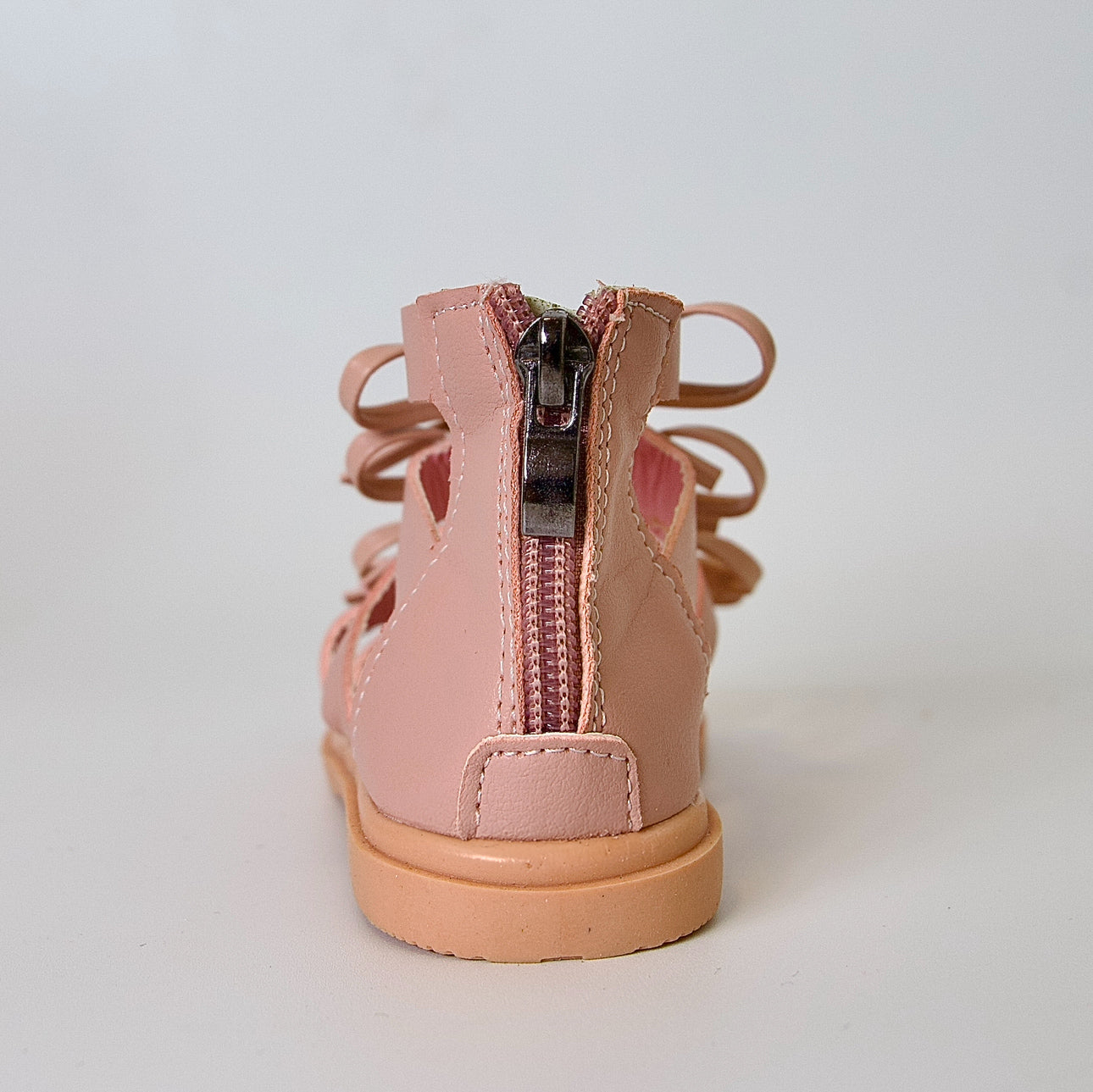Sandalias tipo gladiador con lazo — modernas, cómodas y perfectas para días activos.