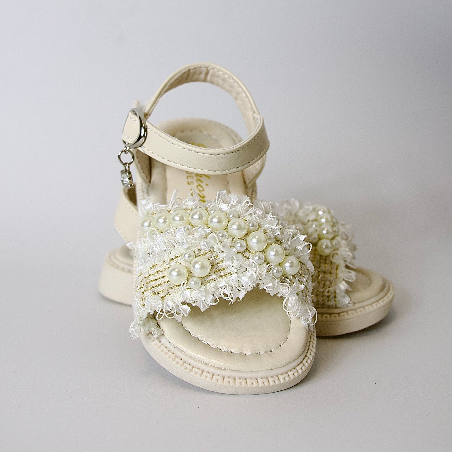 Pequeña dama
Sandalias elegantes con encaje y perlas decorativas