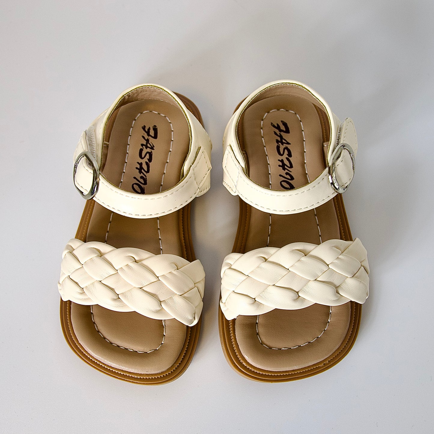 Comodidad para cada paso 
Sandalias beige con tejido de cuero sintético — suaves y listas para jugar